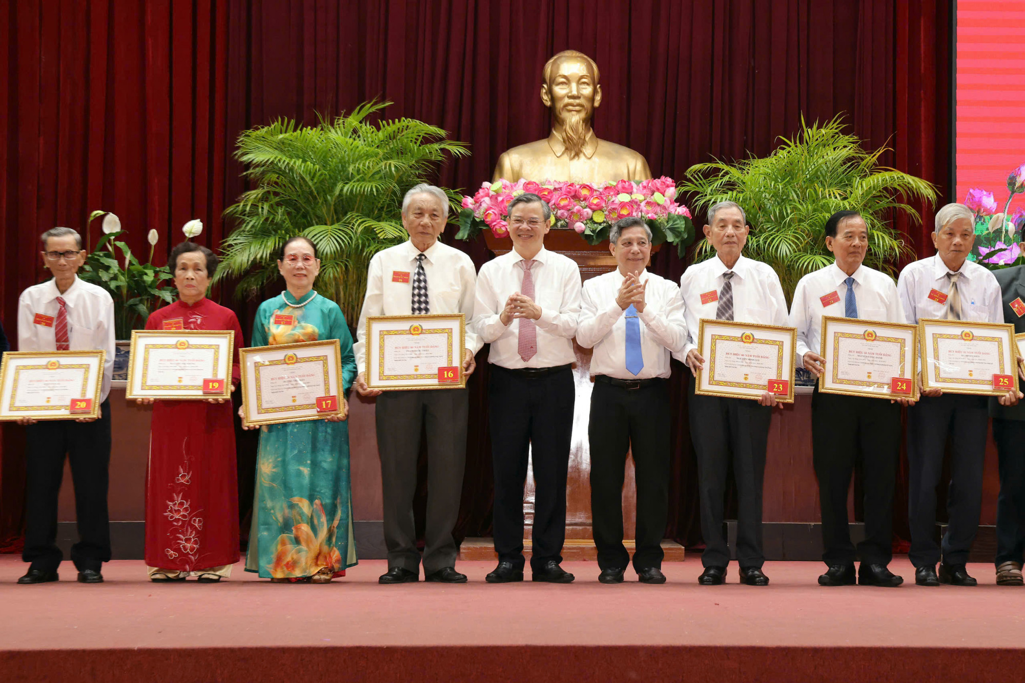 Thành ủy Cần Thơ trao tặng 30 Huy hiệu cho các đồng chí cao niên tuổi đảng