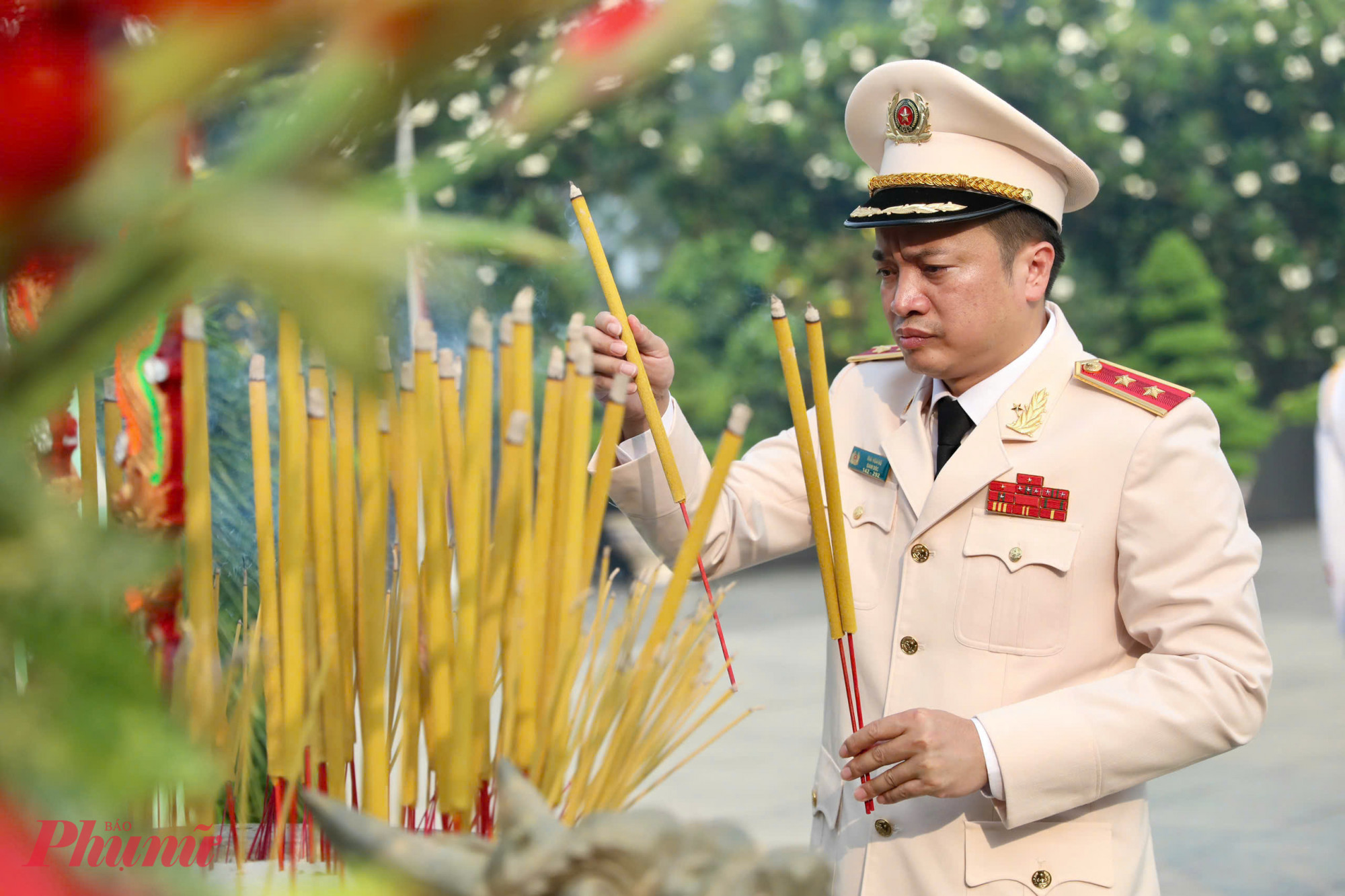 Trung tướng Mai Hoàng - Giám đốc Công an TPHCM dâng hương tưởng nhớ các anh hùng liệt sĩ - Ảnh: T.T