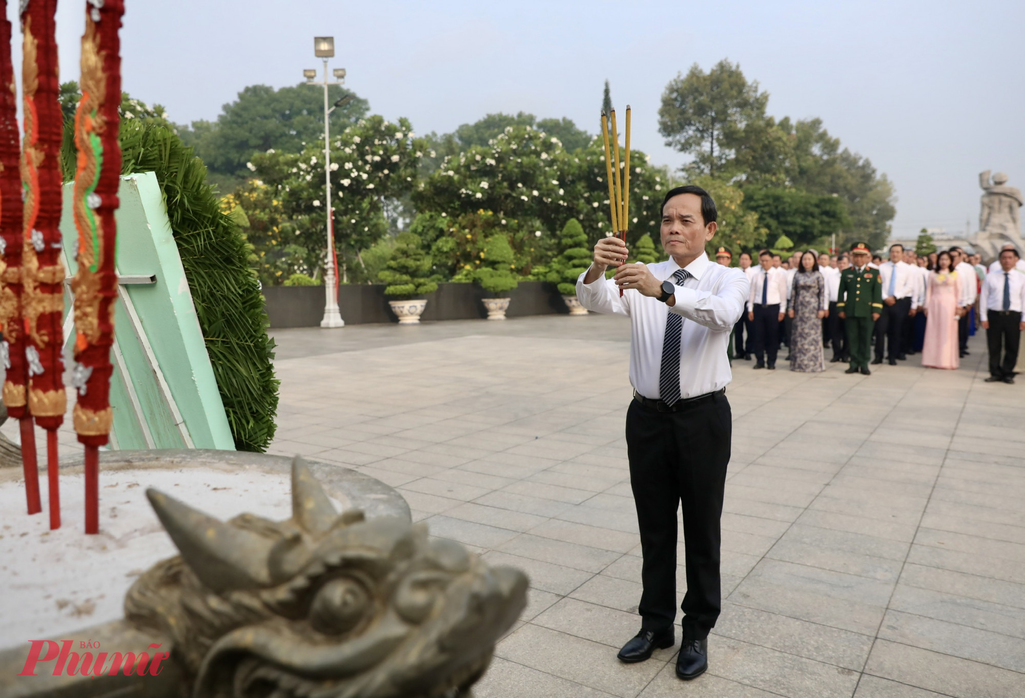 Bí thư Thành ủy TPHCM Trần Lưu Quang dâng hương tưởng nhớ các anh hùng liệt sỹ tại Nghĩa trang Liệt sỹ TPHCM - Ảnh: T.T