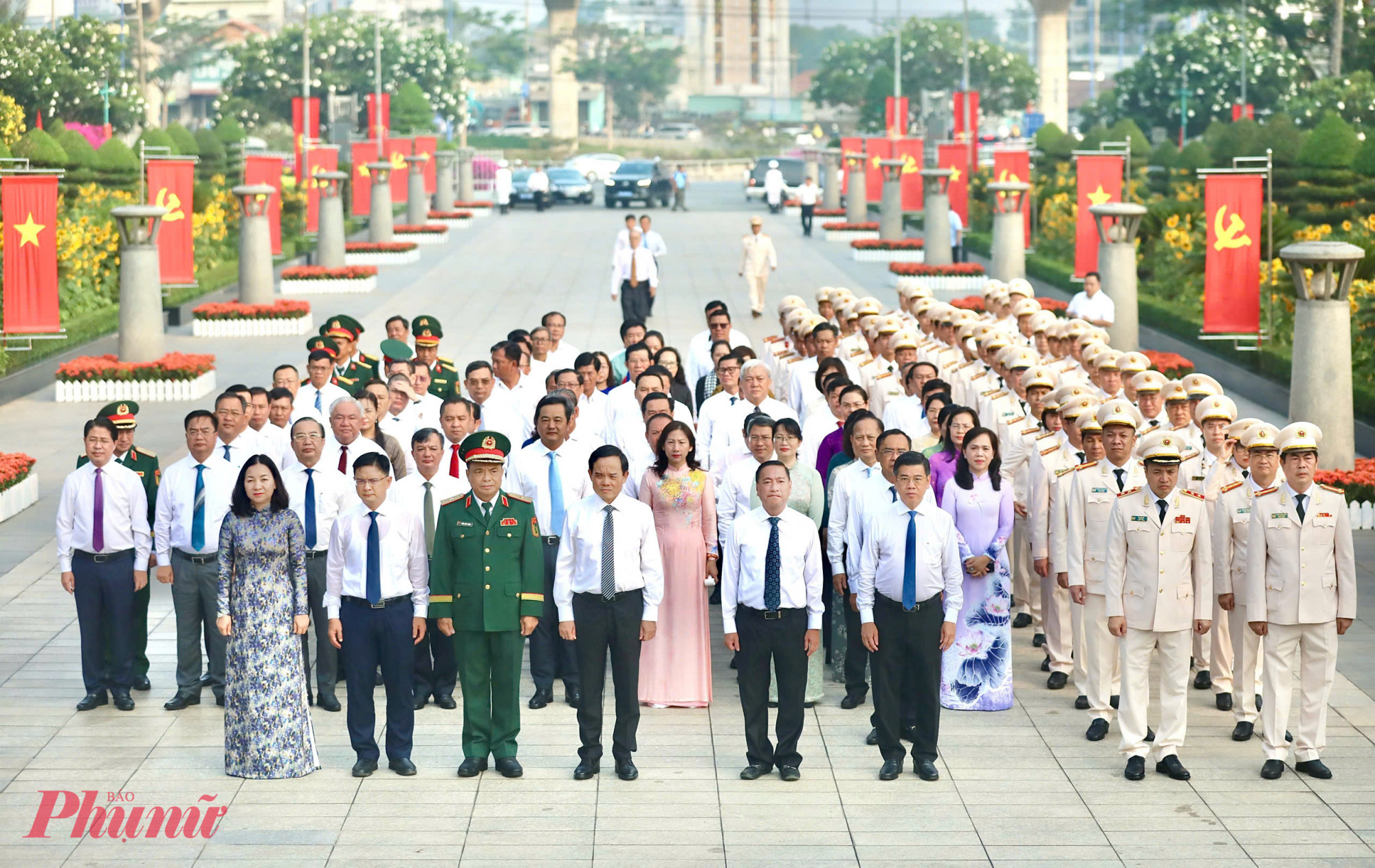 Không khí trang nghiêm tại lễ dâng hương ở Nghĩa trang Liệt sỹ TPHCM sáng 28/4 - Ảnh: T.T