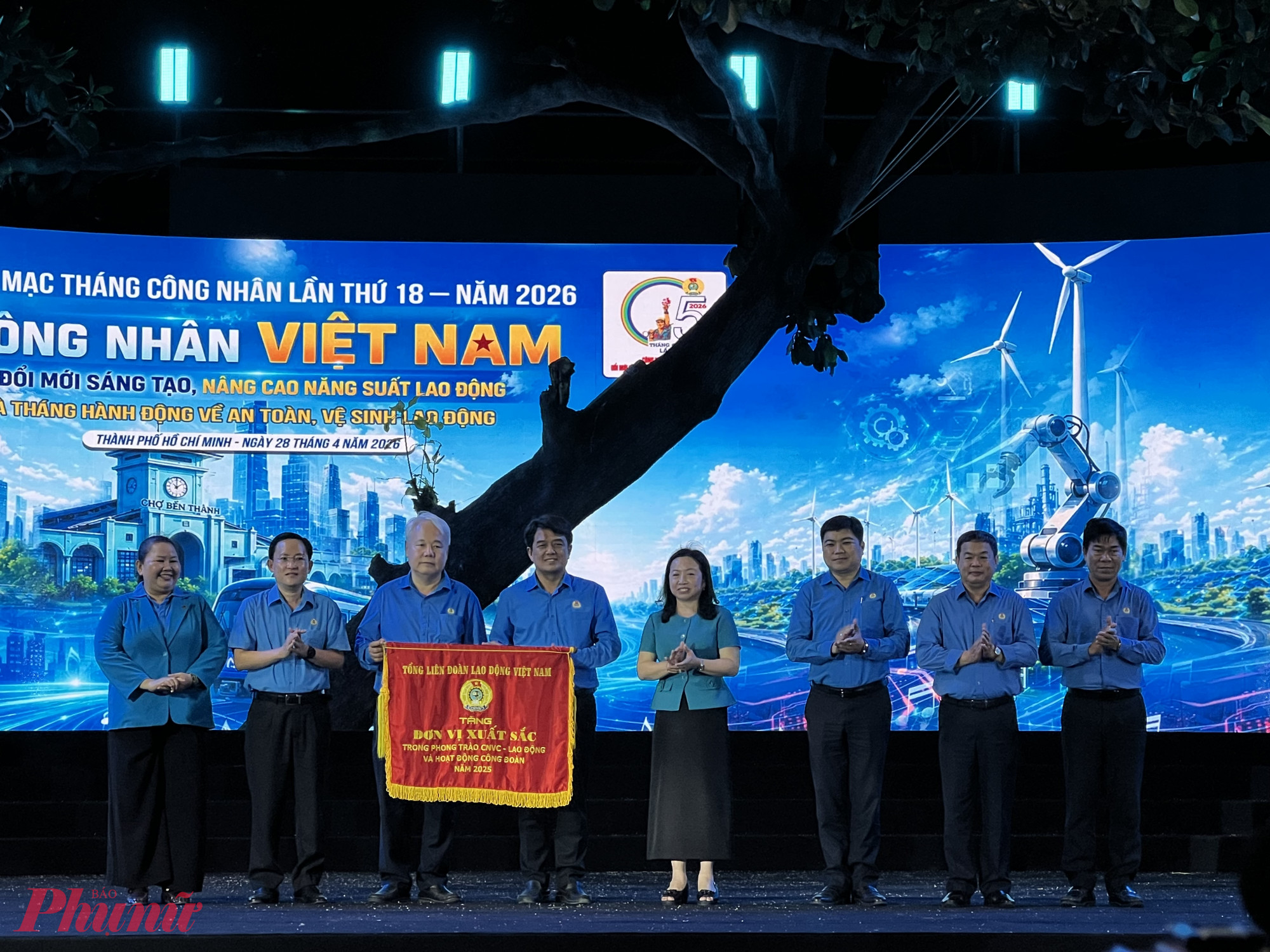 Liên đoàn Lao động TPHCM nhận cờ thi đua xuất sắc của Tổng Liên đoàn Lao động Việt Nam