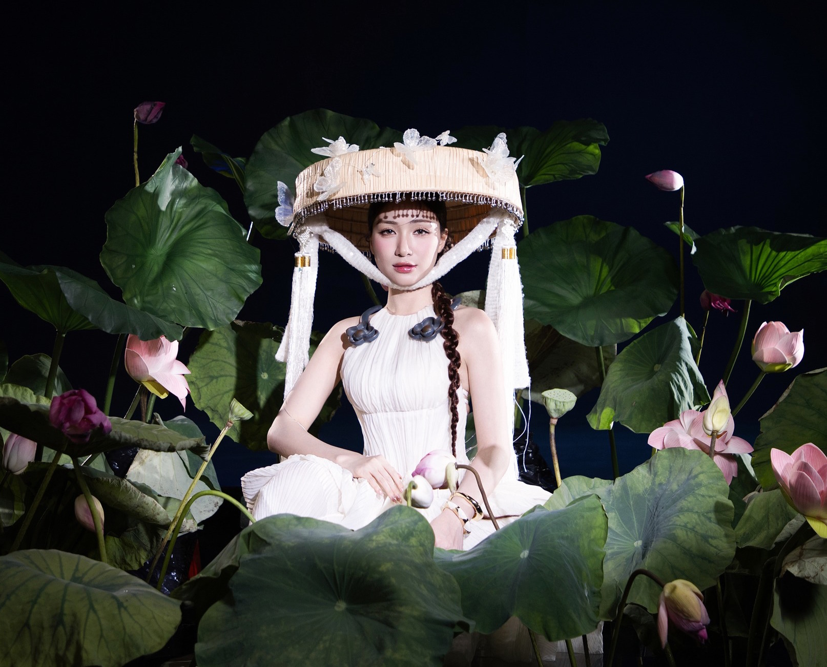 Hoà Minzy có phần thể hiện tốt trong ca khúc 