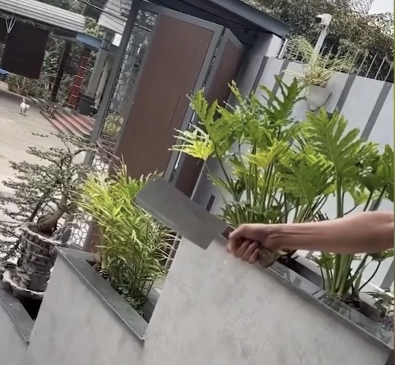 Chiếc dao của ông chủ nhà trấn áp anh thợ khóa cũng là nhát dao băm vào gia đình - Ảnh: cắt từ clip trên mạng xã hội 