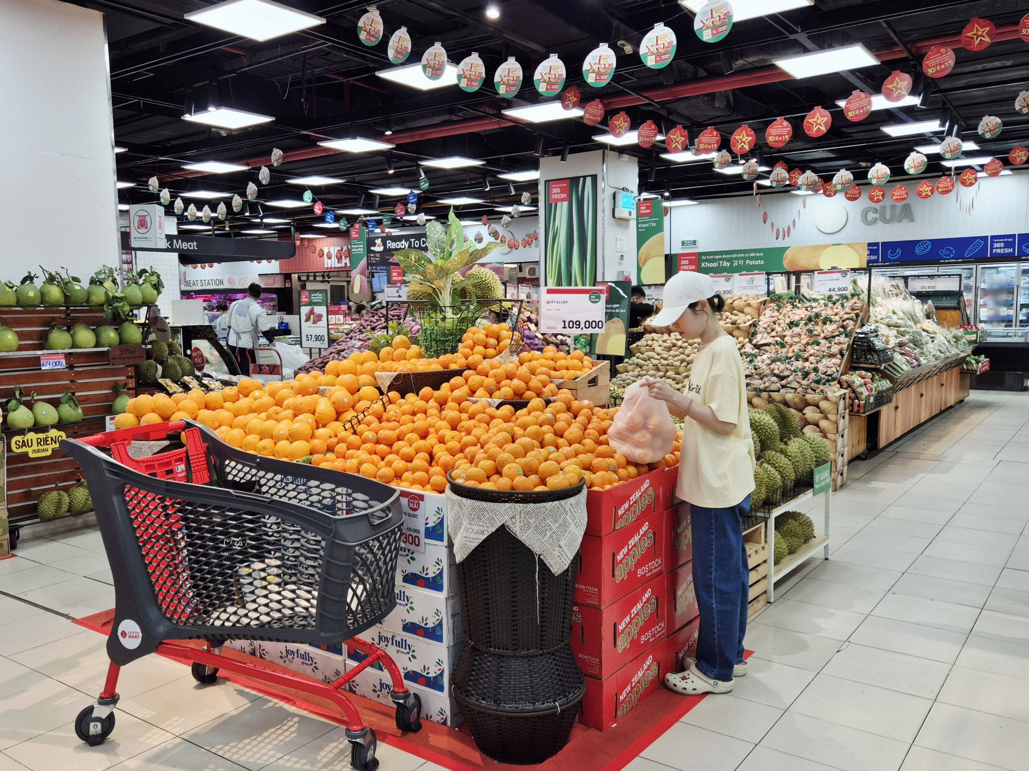 Đa dạng thực phẩm thiết yếu được ưu đãi cho dịp nghỉ lễ dài - Ảnh: LOTTE MART