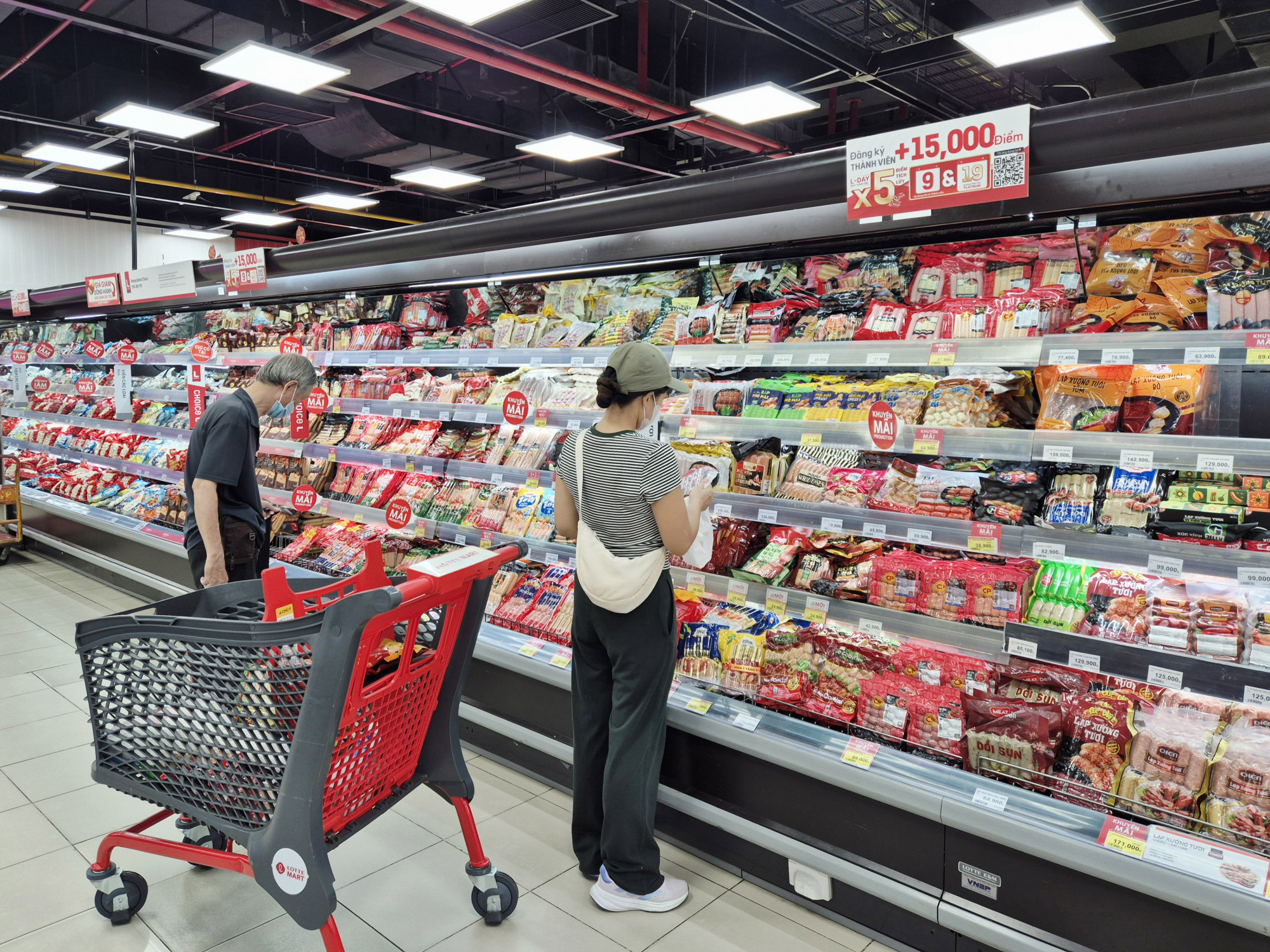 Nhiều mặt hàng thực phẩm chế biến được giảm giá, tặng kèm, đáp ứng nhu cầu tổ chức tiệc tại gia của người tiêu dùng - Ảnh: LOTTE MART