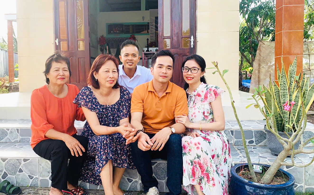 Từ trái sang: Mẹ và dì Út của tác giả  - Ảnh do nhân vật cung cấp