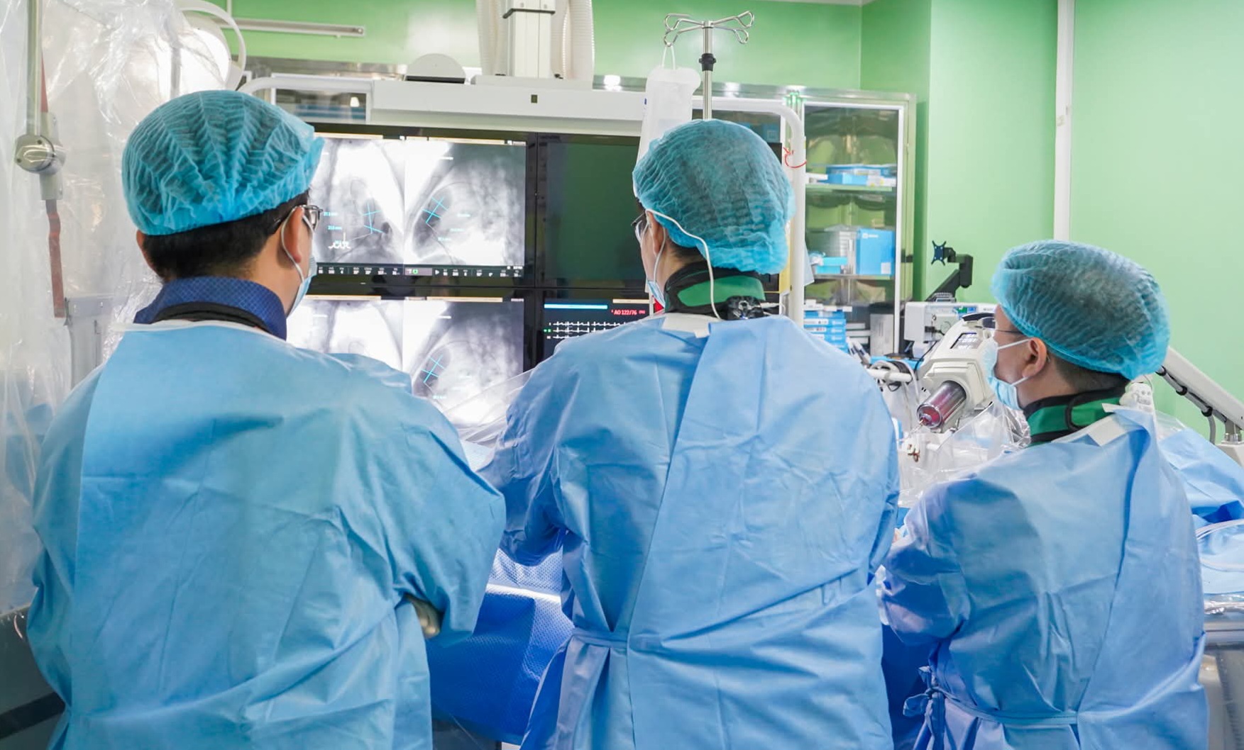 Bác sĩ phẫu thuật cho bệnh nhân mắc tim bẩm sinh tím - ảnh BVCC