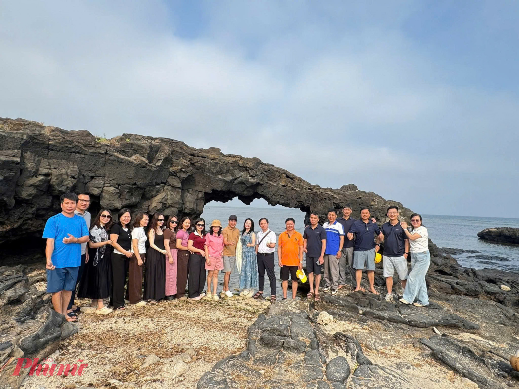 Khách du lịch tham quan cổng Tò Vò và tắm biển Lý Sơn, Quảng Ngãi