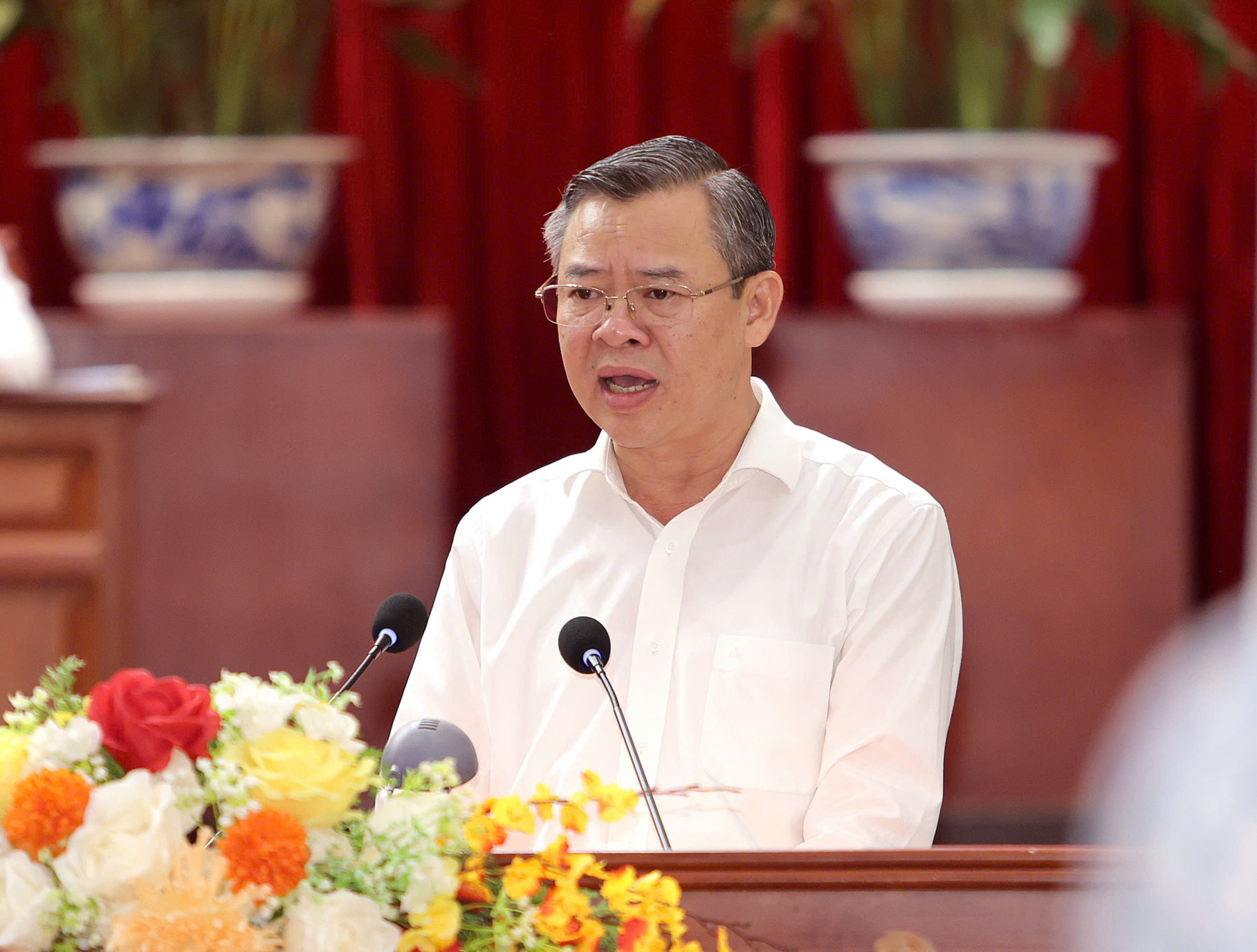 Ông Trương Cảnh Tuyên - Chủ tịch UBND TP Cần Thơ - trả lời các cử tri... Ảnh: Trung Phạm