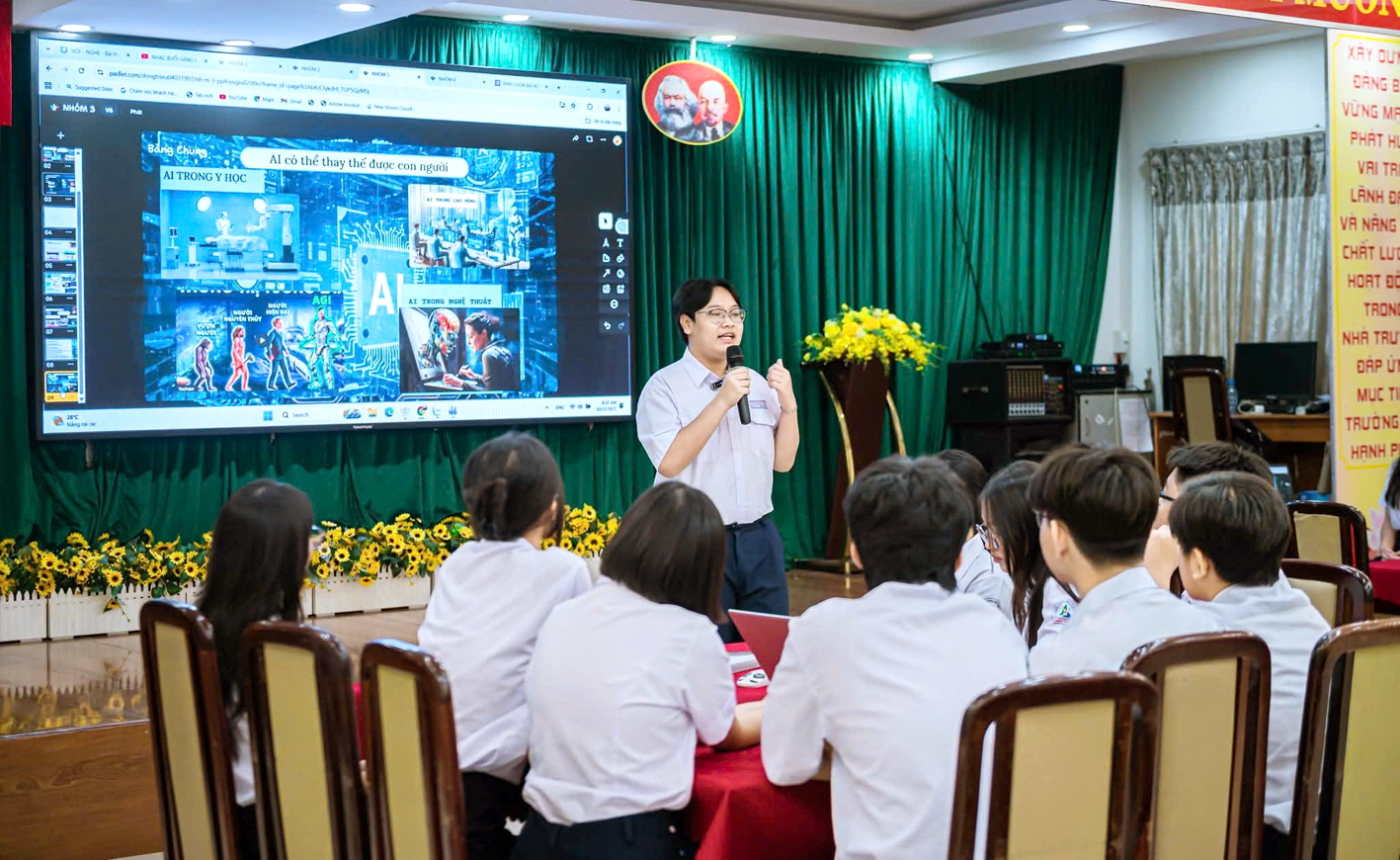 Học sinh lớp Mười Trường THPT Lương Thế Vinh (phường Cầu Ông Lãnh, TPHCM) phân tích vai trò của AI trong bộ môn ngữ văn