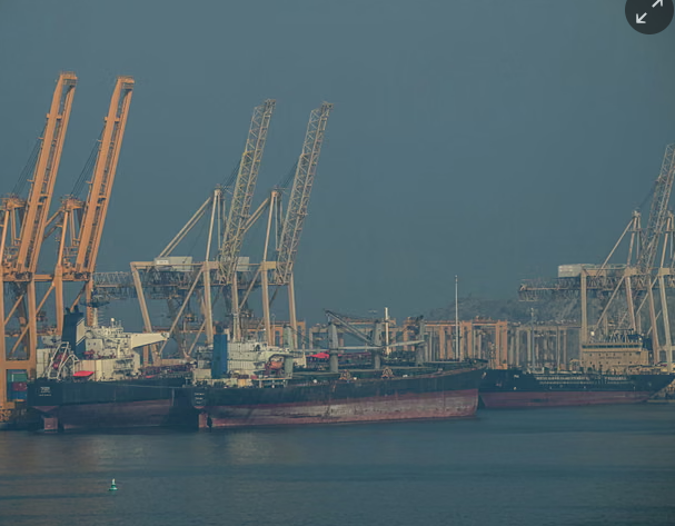 Các tàu chở dầu tại bến container Khor Fakkan dọc theo eo biển Hormuz ở Các Tiểu vương quốc Ả Rập Thống nhất. Ảnh: Giuseppe Cacace / AFP / Getty Images