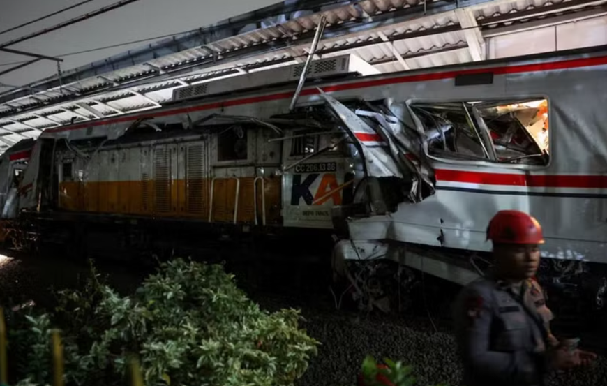 Hiện trường vụ va chạm đường sắt nghiêm trọng xảy ra ở ngoại ô thủ đô Jakarta của Indonesia. Nguồn: Reuters