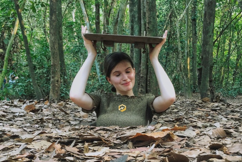 Khách quốc tế thích thú với trải nghiệm ở địa đạo Củ Chi - Ảnh: TĐT