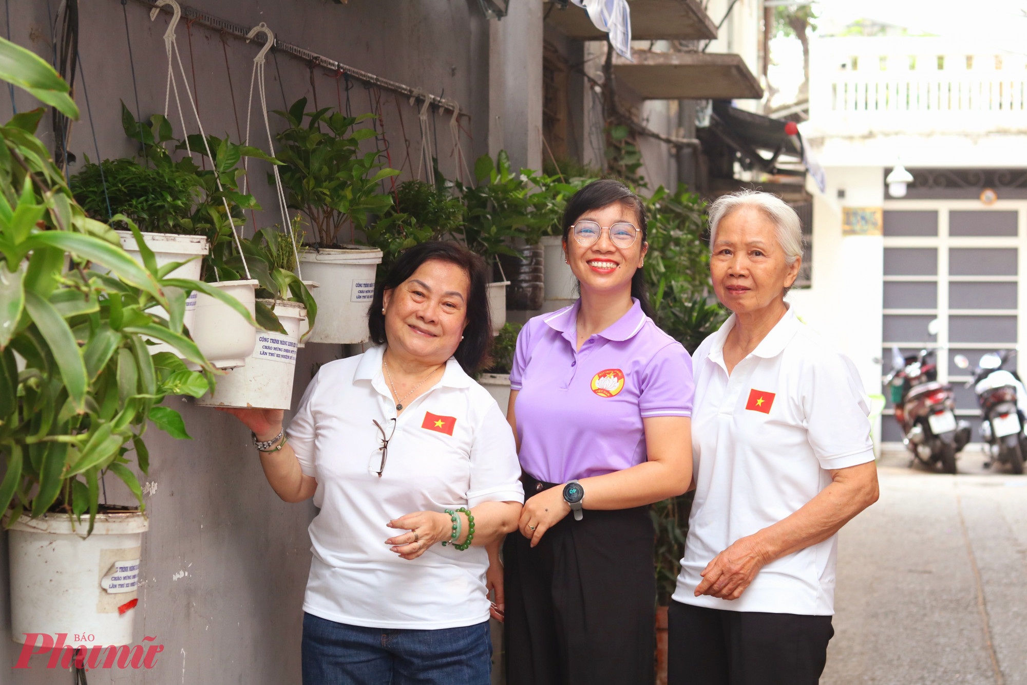 Bà Nguyễn Thị Ngọc Cẩm – Trưởng khu phố 27, phường Bến Thành (bìa trái) – cho biết, thời gian tới, khu phố sẽ tiếp tục vận động người dân góp sức nhân rộng mô hình ra tuyến đường Tôn Thất Tùng và đường Nguyễn Trãi (bên hông nhà thờ Huyện Sỹ) - Ảnh: Thảo Nguyên