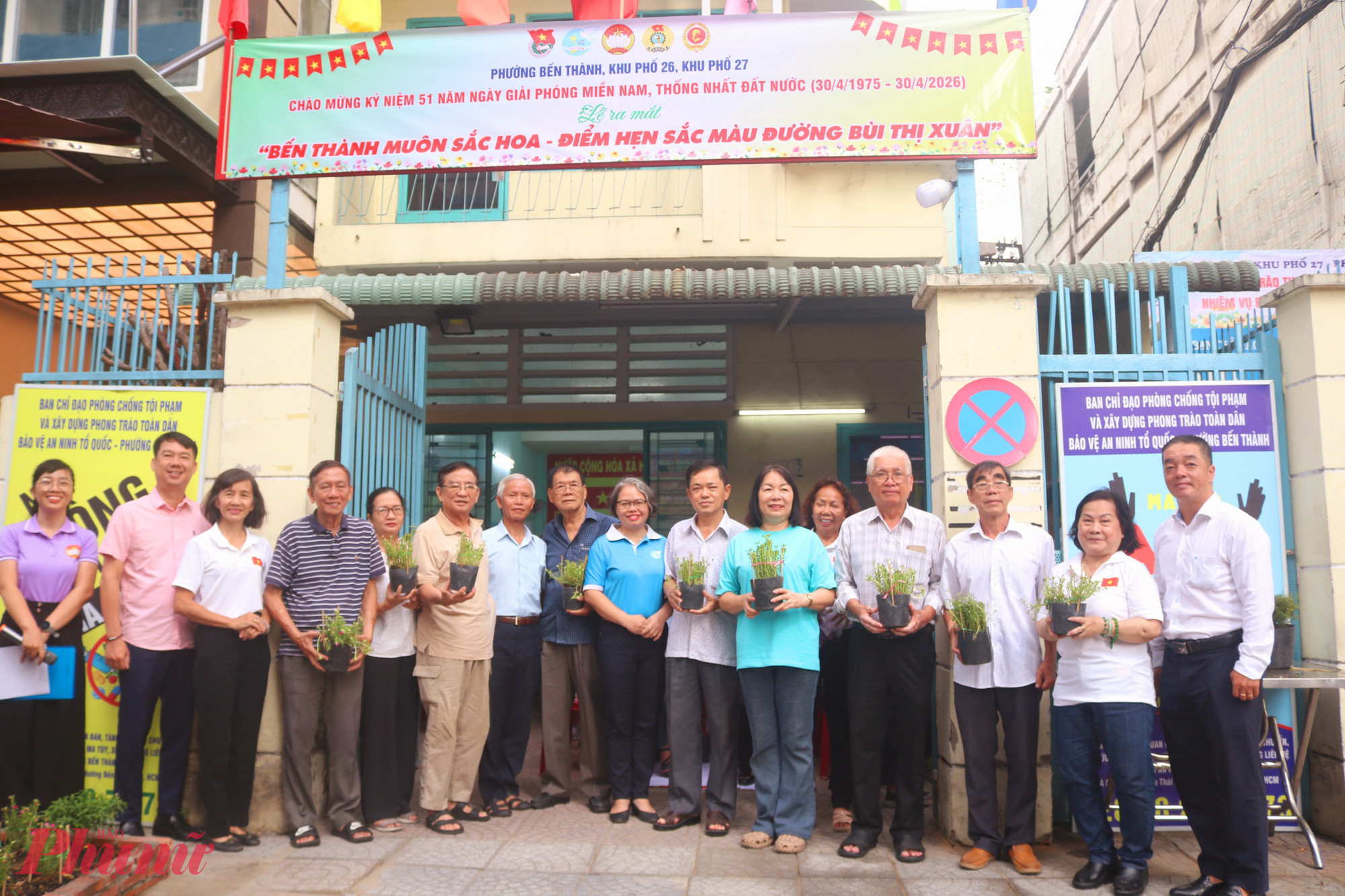 Đại diện các hộ dân ở 2 khu phố 26, 27 cùng dự lễ ra mắt công trình và nhận chậu hoa do ban tổ chức tặng - Ảnh: Thảo Nguyên