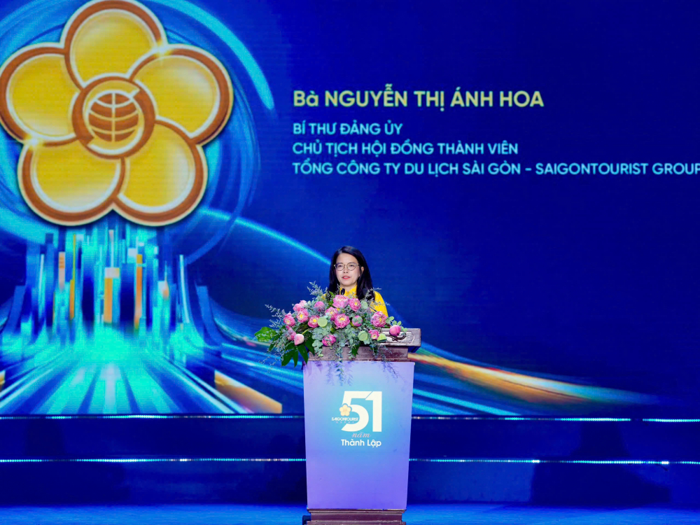 Bà Nguyễn Thị Ánh Hoa, Chủ tịch HĐTV Saigontourist Group phát biểu tại buổi lễ đón nhận Huân chương Lao động hạng nhất của Chủ tịch nước. Ảnh: H.L