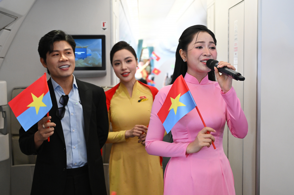 4. Chuyến bay mang không gian nghệ thuật đầy cảm xúc với sự xuất hiện của nhạc sĩ Nguyễn Văn Chung và ca sĩ Duyên Quỳnh, qua phần trình diễn ca khúc “Viết tiếp câu chuyện hoà bình. Ảnh: VNA