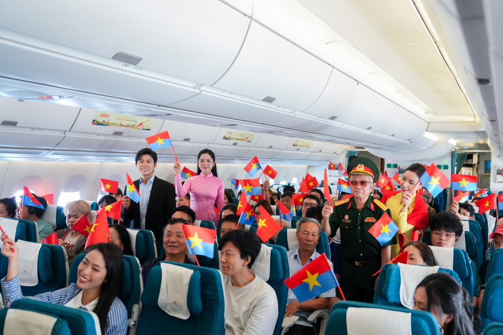 8. Mỗi chuyến bay của Vietnam Airlines không đơn thuần là hành trình kết nối các điểm đến mà còn là nhịp cầu lan tỏa những giá trị tốt đẹp về văn hóa, lịch sư. Ảnh: VNA