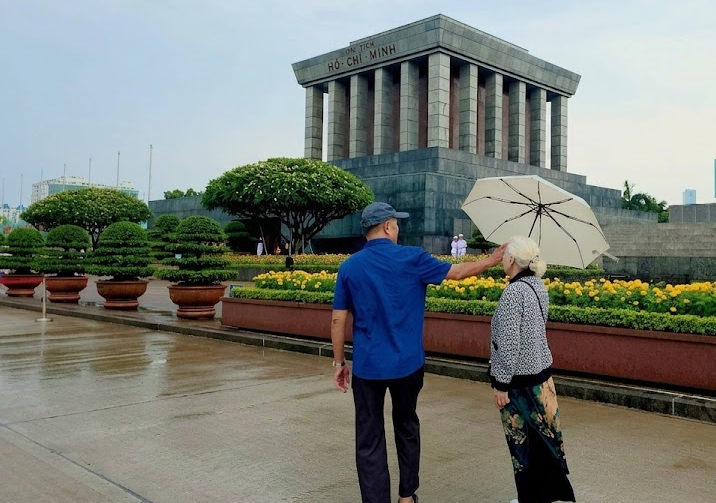 Mặc kệ đôi vai mình ướt, ba vẫn luôn nghiêng dù che cho mẹ. (Ảnh do nhân vật cung cấp)