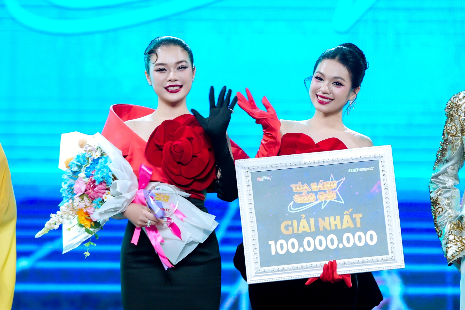 Trân Oanh (trái) và Trần Thuỷ Tiên là quán quân Toả sáng sao đôi