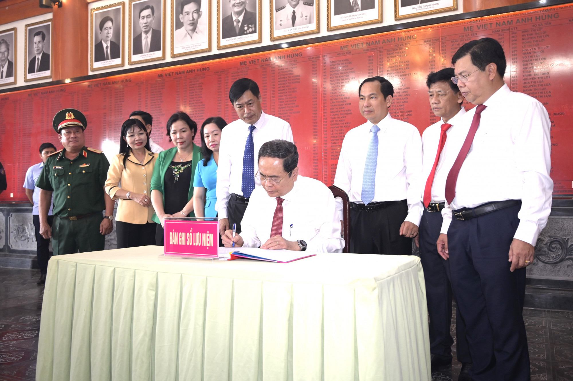 Chủ tịch Quốc hội Trần Thanh Mẫn ghi sổ lưu niệm tại Đền tưởng niệm - Ảnh Phương Vũ