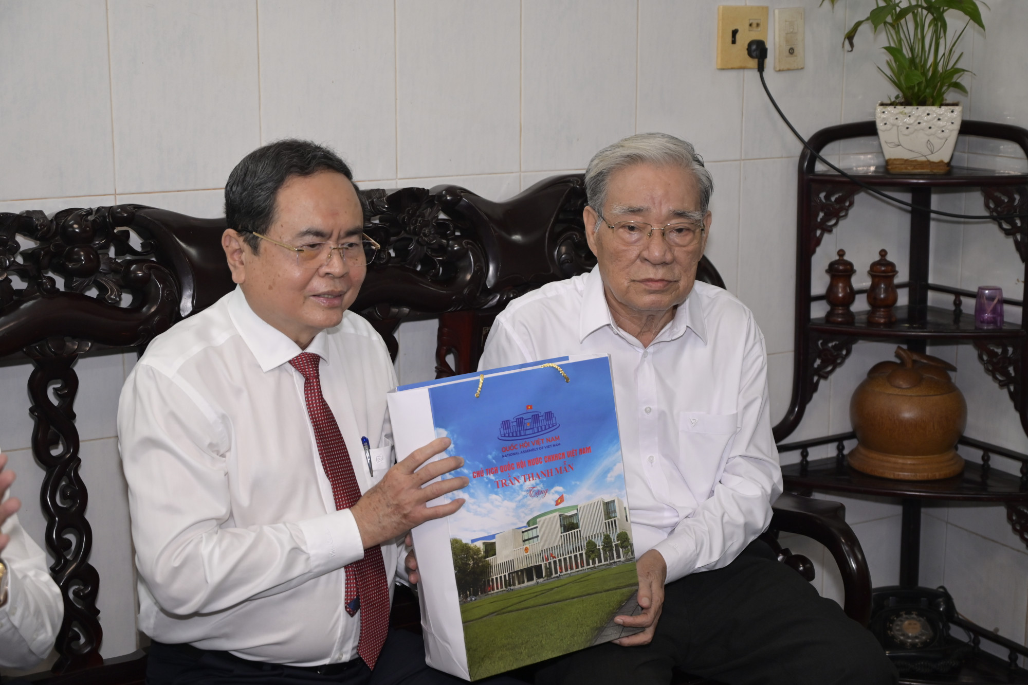 Chủ tịch Quốc hội Trần Thanh Mẫn tặng quà cho ông Bùi Văn Truyện thương binh 3/4 - Ảnh Phương Vũ