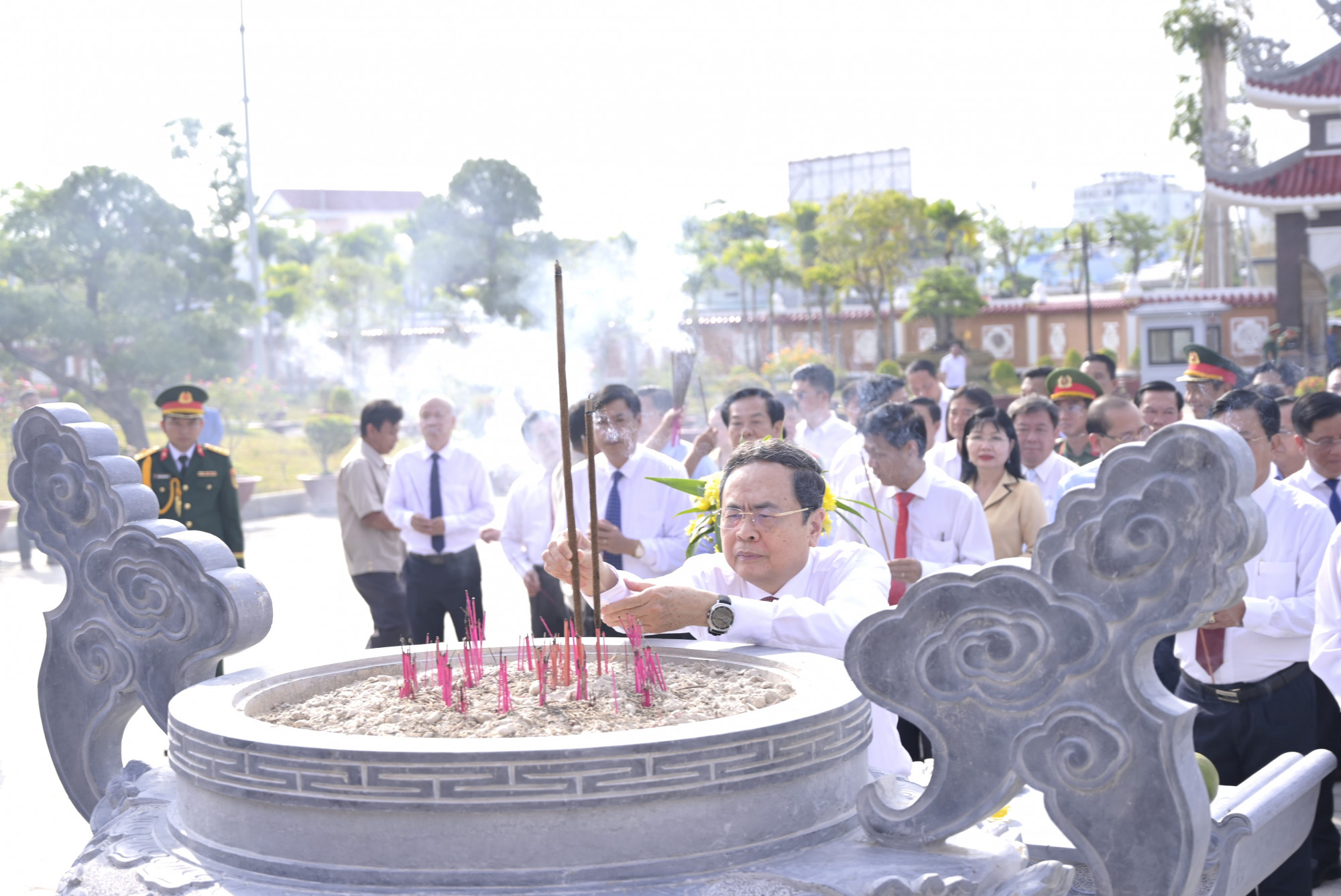 Chủ tịch Quốc hội Trần Thanh Mẫn dâng hương tại Đền tưởng niệm các Anh hùng liệt sĩ và người có công tỉnh An Giang - Ảnh Phương Vũ