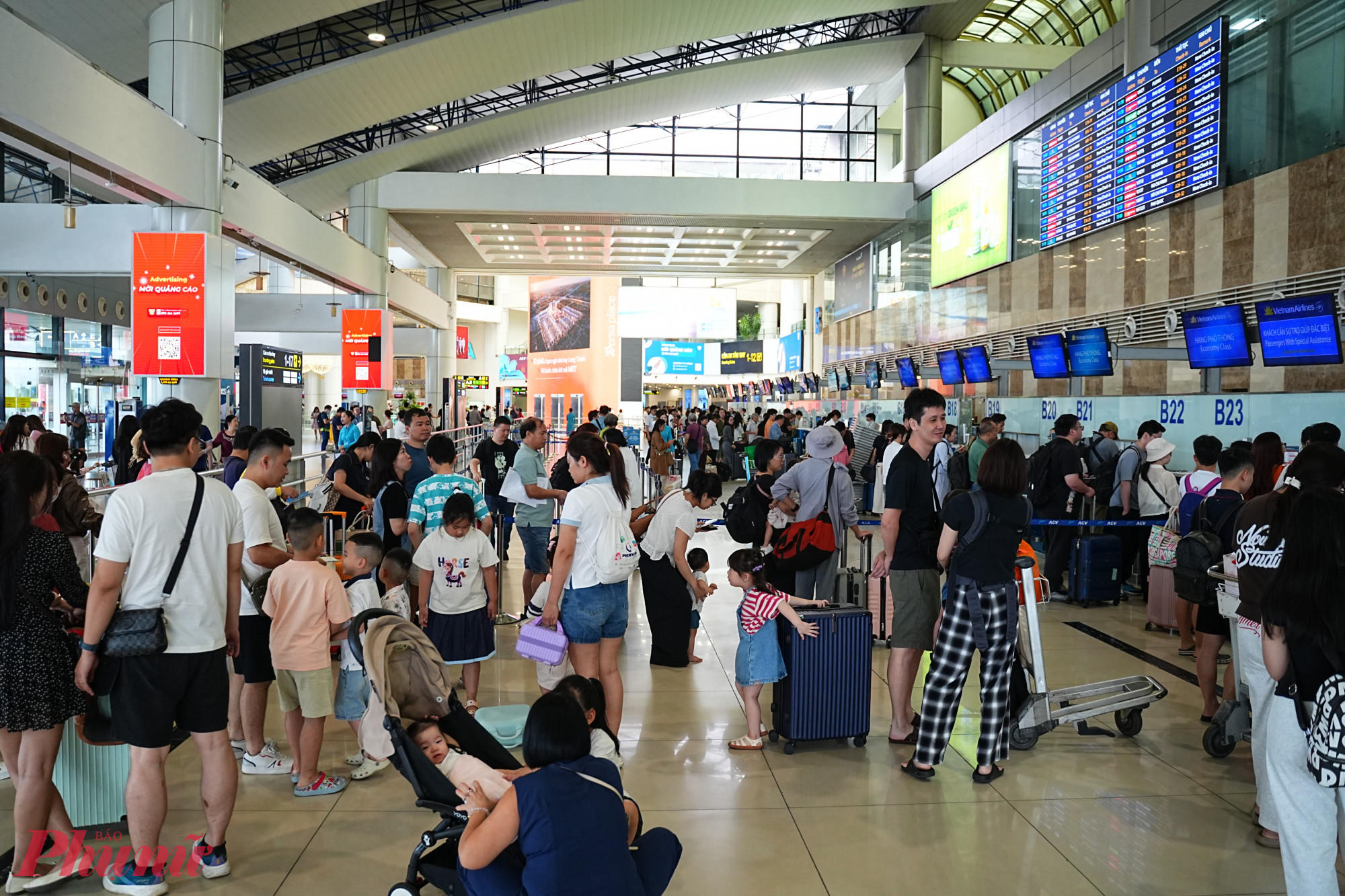 Hôm nay là ngày cao điểm nhất dịp nghỉ lễ 30/4-1/5, Cảng hàng không quốc tế Nội Bài dự kiến phục vụ hơn 113.000 lượt hành khách với 652 chuyến bay, tăng trên 12% so với cùng kỳ năm trước.