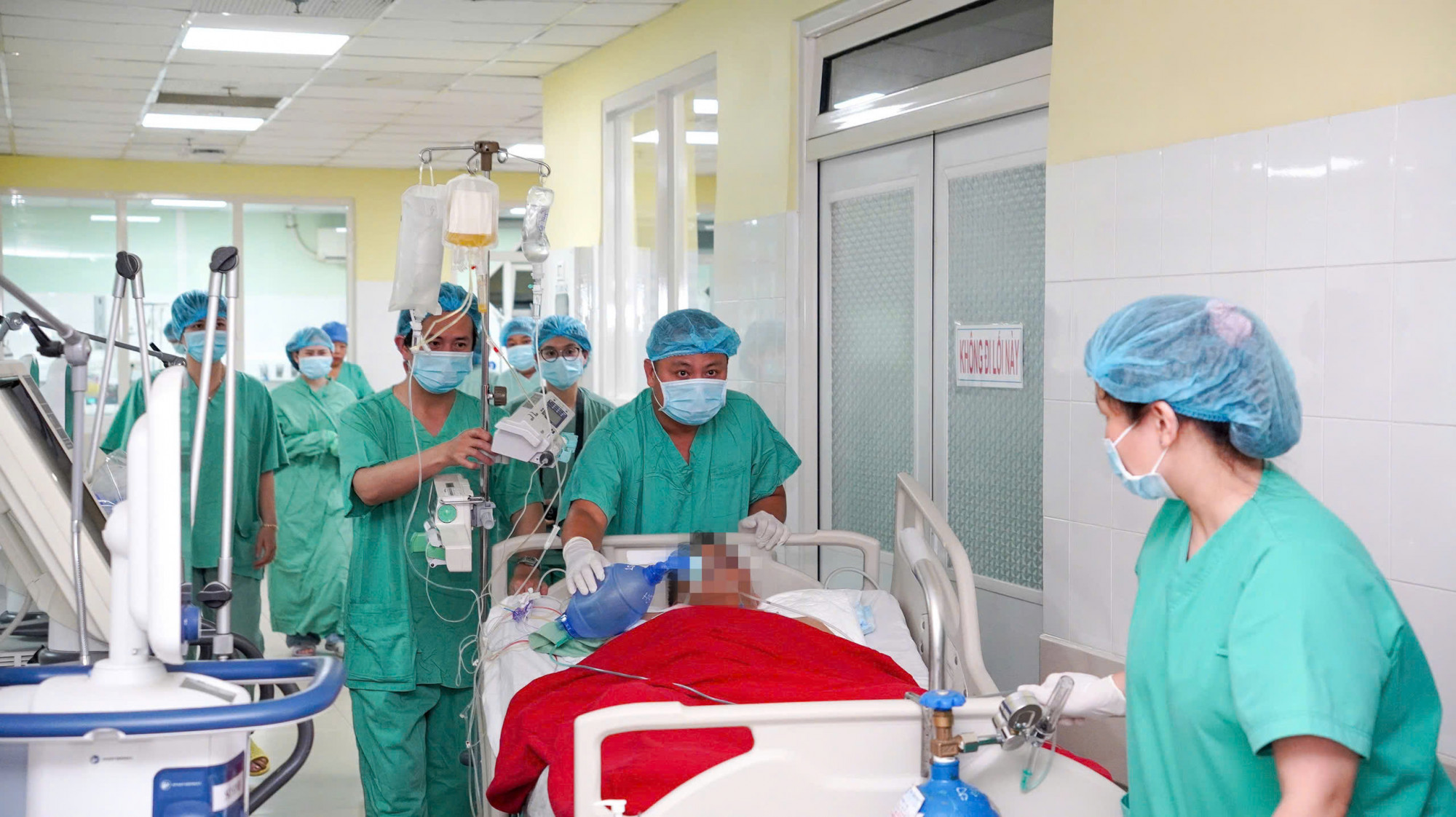 Vận chuyển bệnh nhân chết não đến phòng mổ