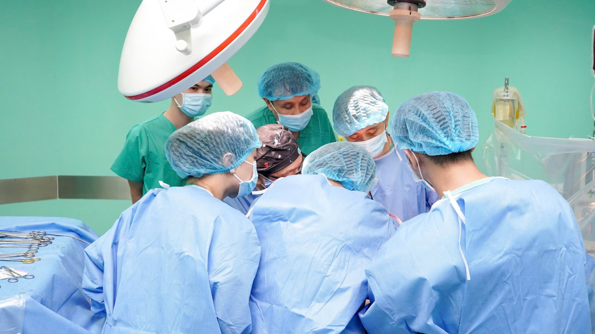 Đội ngũ y bác sĩ nỗ lực ghép gan cứu sông bệnh nhân S. 