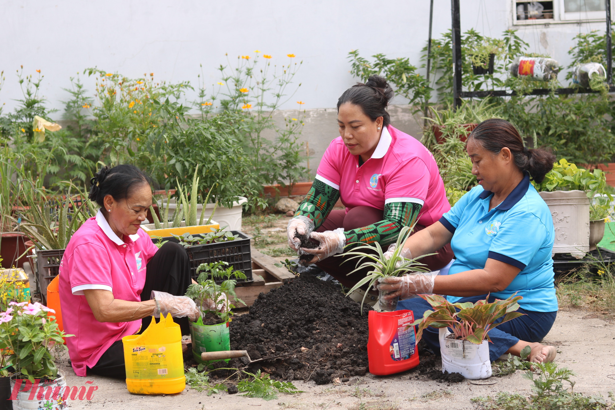 Mỗi người một việc, các dì, chị Phạm Thị Lợt, Phạm Thị Kim Thúy, Nguyễn Thị Hiệp (từ trái qua) lo khâu làm đất, trồng cây vào các chậu
