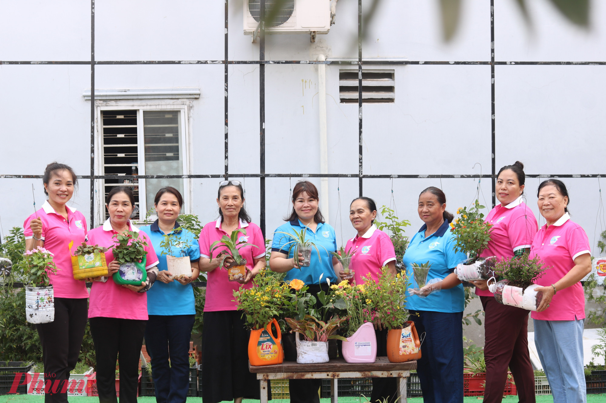 Sau khi chính quyền địa phương 2 cấp đi vào hoạt động, văn phòng khu phố chuyển đến mảnh đất nằm trong con hẻm trên đường Trường Chinh, khá rộng rãi. Xưa kia nơi này là điểm trường của một trường tiểu học, nhưng không con hoạt động. Theo thời gian, các phòng học đã xuống cấp. Mảnh đất phía trước thì tồn đọng rác, từ rác thải sinh hoạt đến cả xác vật nuôi. Trong khi khu phố cải tạo các phòng học cho khang trang để làm điểm sinh hoạt thì chị em Chi hội Phụ nữ khu phố 46 bắt tay dọn dẹp rác và hiện thực hóa ý tưởng về một bức tường hoa. Chị Võ Thị Phương Loan chia sẻ: “Các chị em luôn cố gắng sắp xếp công việc riêng để làm cùng nhau vào cuối tuần. Nhà ai có chai nhựa thì mang chai nhựa, có bình nước thì mang bình nước tới tái chế. Thấy chúng tôi làm, bà con khu phố cũng góp một tay, có người cho ve chai, có người ủng hộ hạt giống, cành hoa để giâm. Chi hội muốn tạo ra một không gian xanh và đẹp mắt để mỗi người dân khi ghé văn phòng khu phố đều cảm thấy thoải mái”