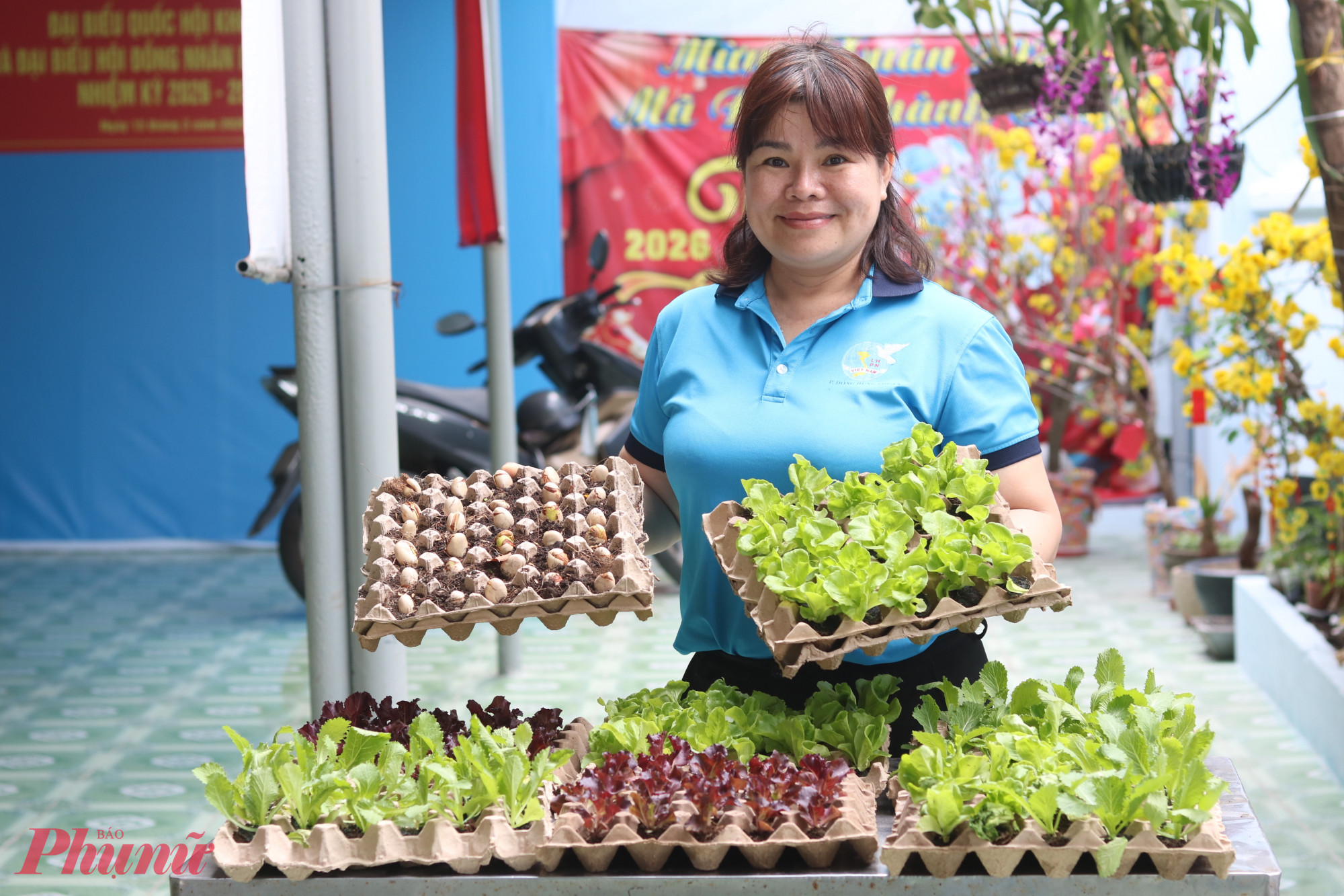 Bên cạnh rác thải nhựa, Chi hội Phụ nữ khu phố 46 còn biến tấu vỉ đựng trứng gà, trứng vịt bằng giấy ép thành khay ươm hạt giống các loại rau ăn lá, ớt, gừng, sả. Những cây con này sau đó được đưa ra trồng trong những cần xé nhựa xin từ  chợ đầu mối. Chị Võ Thị Phương Loan – Chi hội trưởng Chi hội Phụ nữ khu phố 46, phường Đông Hưng Thuận – cho biết, hiện chi hội có chương trình “Bữa tối ấm tình” (phát 300 suất ăn/tháng đến người lao động làm việc ngoài trời vào ban đêm) và “Suất ăn yêu thương” (phát 300 suất ăn/tháng cho bà con khó khăn trong khu phố). Mục tiêu của chị em là chủ động nguồn rau sạch phục vụ bếp ăn nghĩa tình của khu phố.