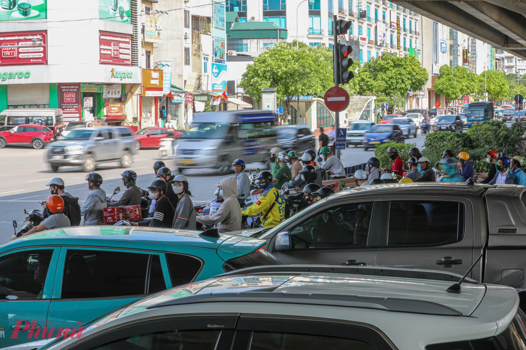 Trong đó, tập trung tăng cường phân luồng, điều tiết giao thông tại các tuyến trọng điểm, không để xảy ra ùn tắc kéo dài; đẩy mạnh tuần tra, kiểm soát, xử lý nghiêm các hành vi vi phạm là nguyên nhân trực tiếp gây tai nạn giao thông như vi phạm nồng độ cồn, tốc độ, chở quá số người, quá tải trọng… với tinh thần “không có vùng cấm, không có ngoại lệ”.