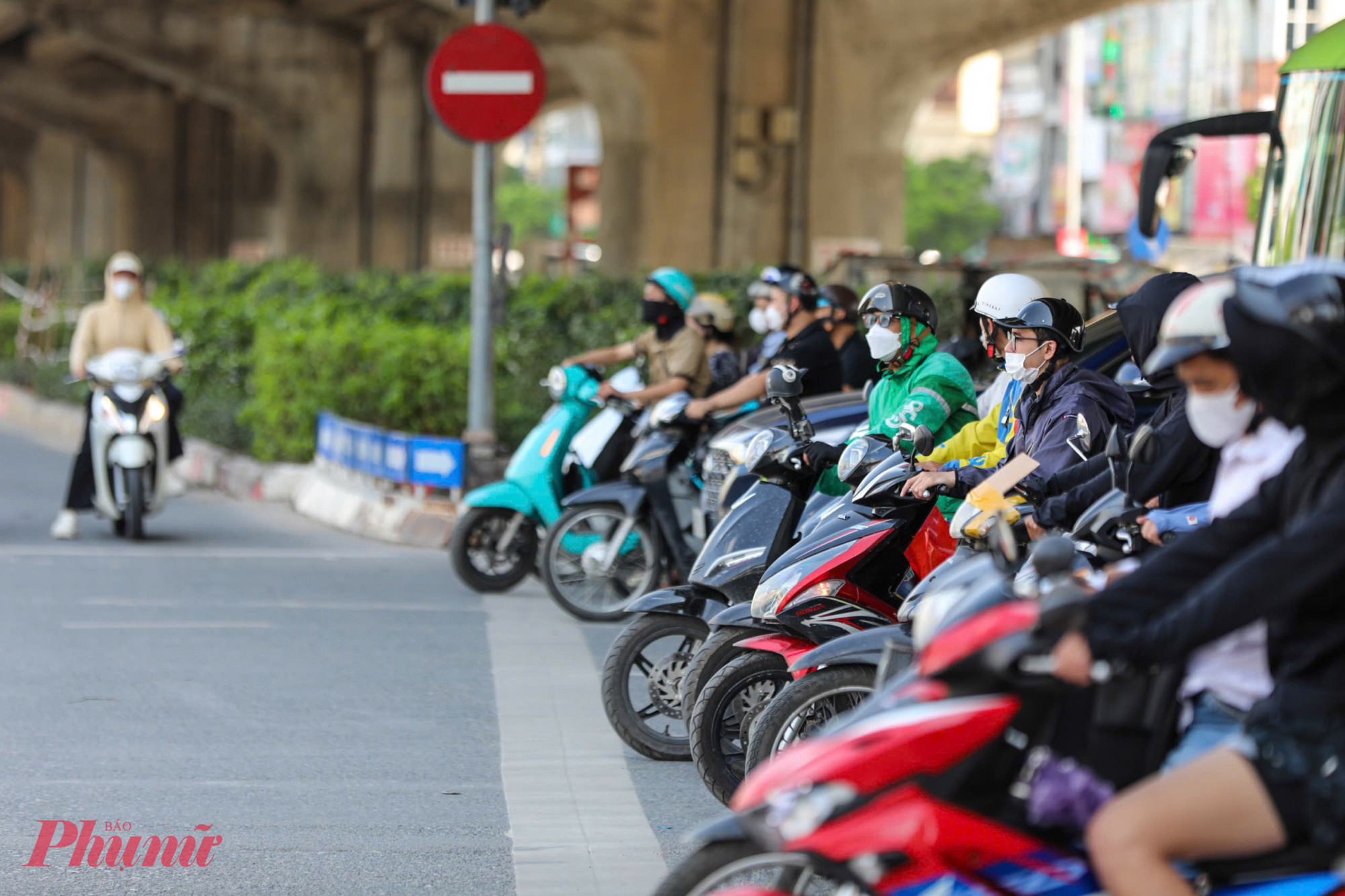 Đường phố Hà Nội đông phương tiện, người dân xếp hàng chờ vượt qua các nút giao.