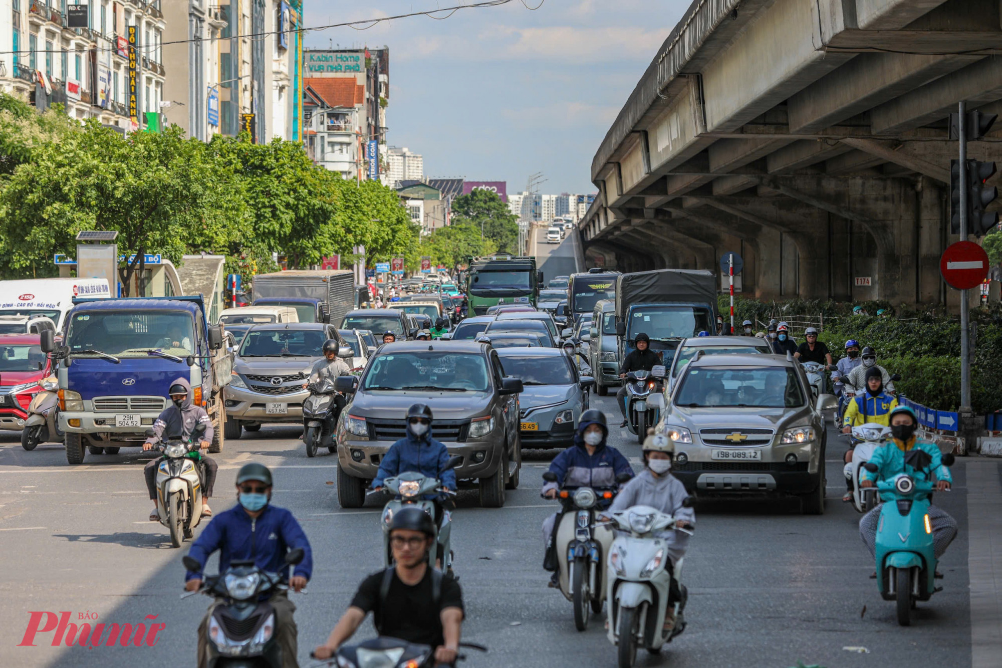 Lực lượng được phân công cụ thể theo từng tuyến, địa bàn, tăng cường tại các nút giao trọng điểm, các tuyến cửa ngõ ra vào thành phố, khu vực bến xe, nhà ga, điểm du lịch, khu vui chơi giải trí đông người; đồng thời duy trì tuần tra, kiểm soát khép kín địa bàn, bảo đảm phát hiện, xử lý kịp thời các hành vi vi phạm. Bên cạnh đó, đơn vị duy trì các tổ tuần tra kiểm soát lưu động phối hợp với các đơn vị liên quan, tập trung xử lý vi phạm nồng độ cồn, phòng, chống đua xe trái phép và các hành vi gây rối trật tự công cộng bảo đảm ANTT; đồng thời sẵn sàng lực lượng, phương tiện để xử lý nhanh các tình huống ùn tắc, tai nạn giao thông phát sinh, không để bị động, bất ngờ trong mọi tình huống.