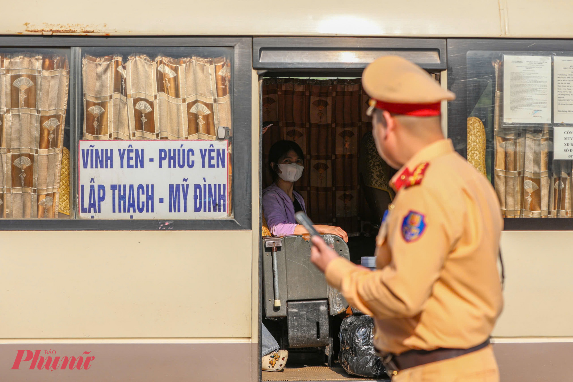 Quá trình làm nhiệm vụ, tổ công tác tăng cường tuần tra, xử lý các vi phạm như dừng đỗ sai quy định, bắt khách dọc đường,... bảo đảm giao thông thông thoáng trên toàn tuyến.