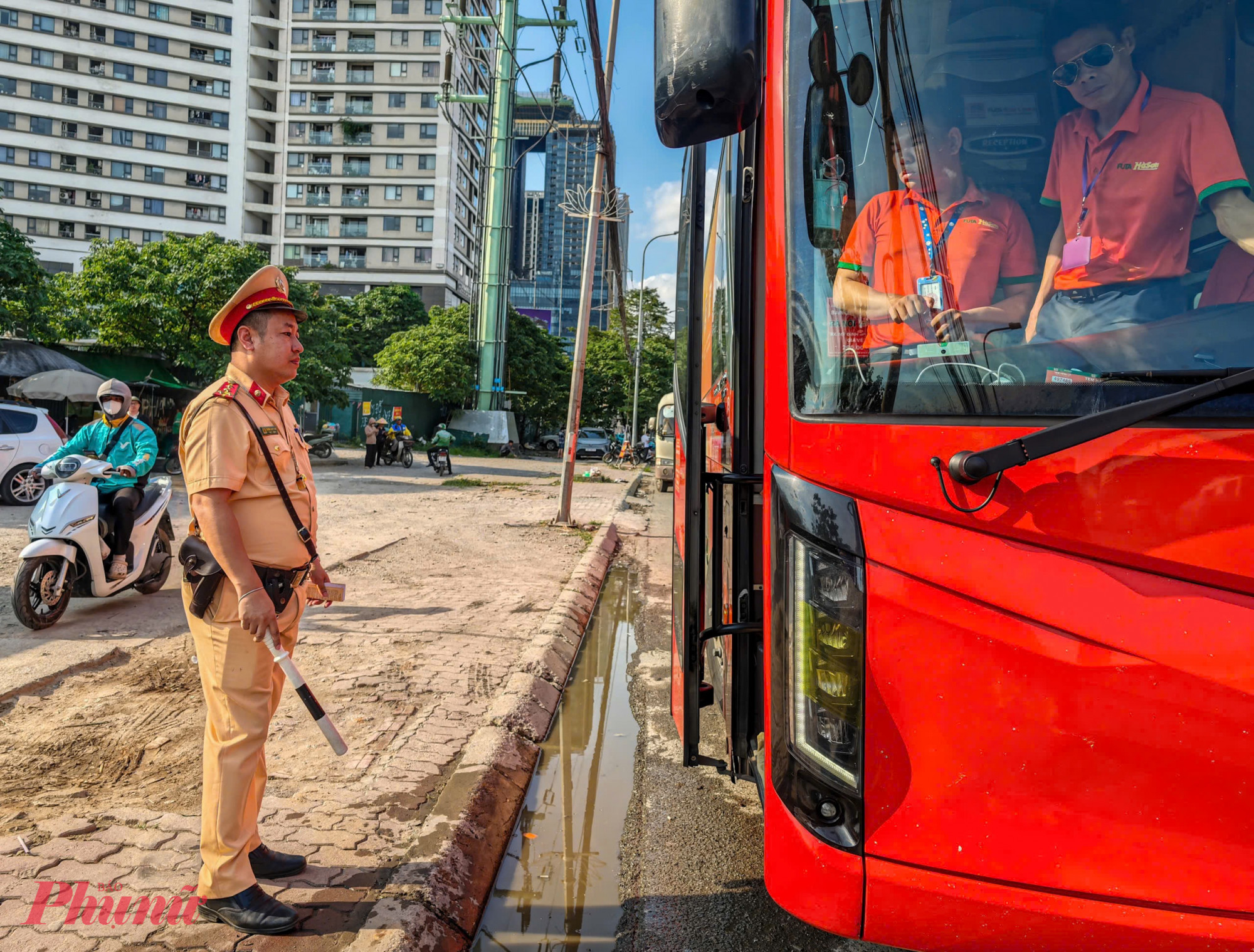 Chỉ trong hơn 1 giờ tuần tra tại khu vực đường Phạm Hùng và trước bến xe Mỹ Đình, lực lượng chức năng đã xử lý 8 trường hợp vi phạm. 