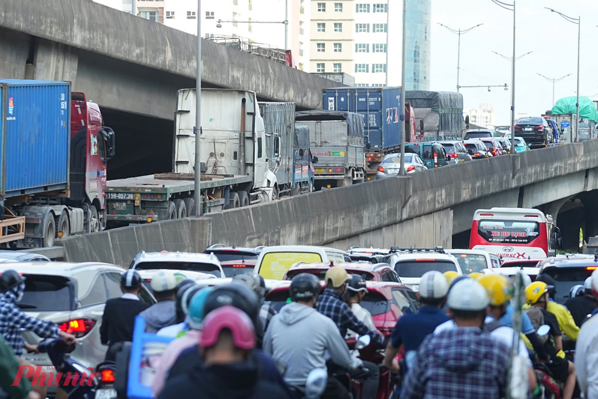 Càng về chiều muộn, người dân rời thủ đô càng đông, áp lực lên hạ tầng giao thông Hà Nội.