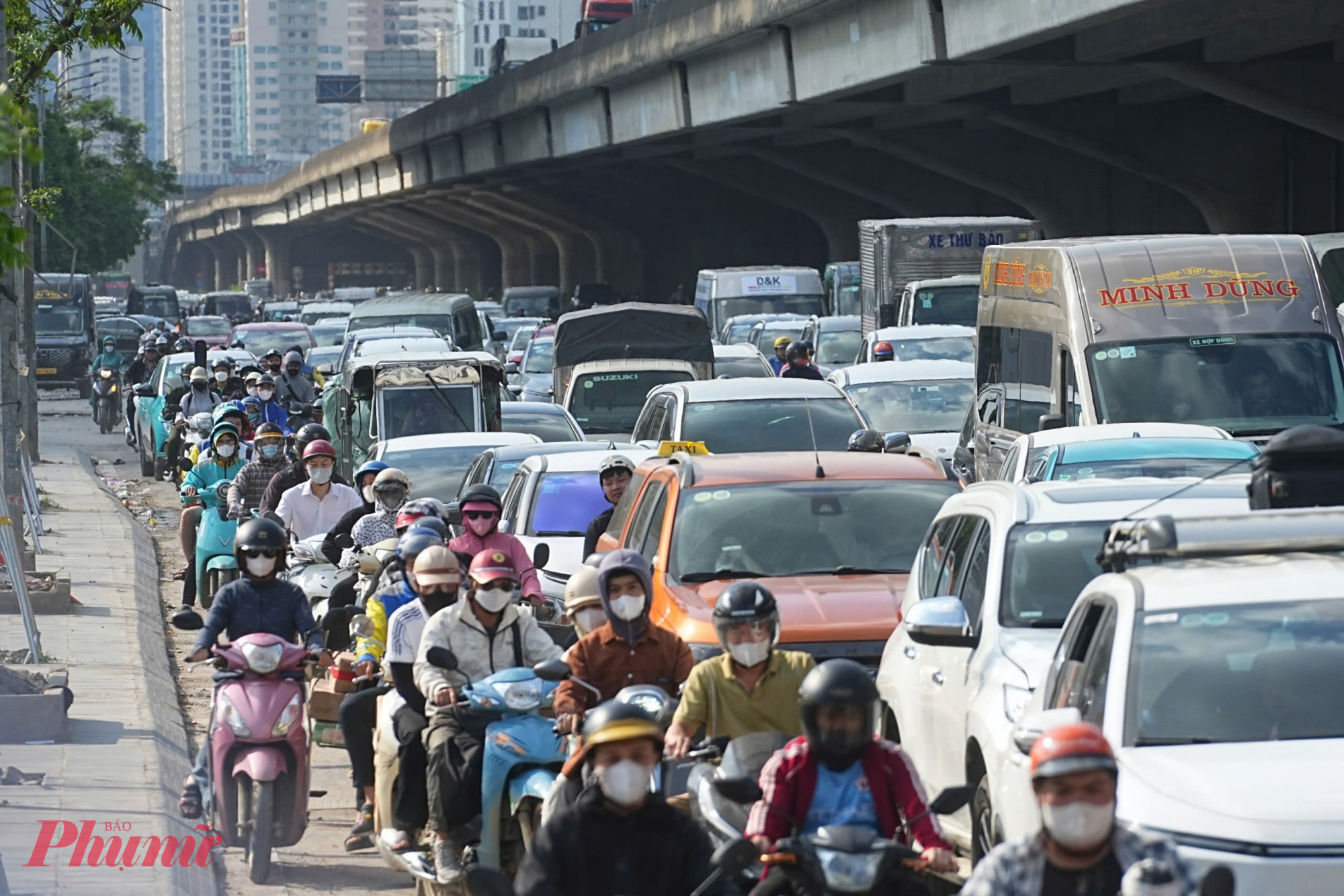 Người dân nối đuôi nhau về quê nghỉ lễ.