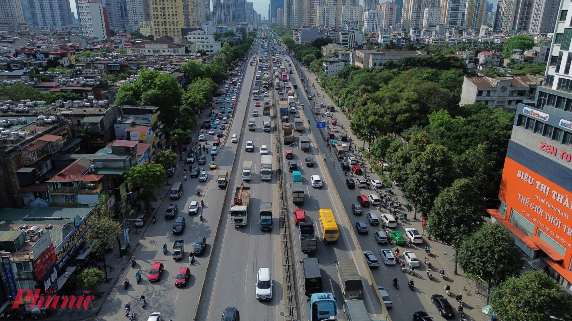 Ghi nhận ngày 29/4 tại các tuyến đường, nút giao hướng ra cửa ngõ Thủ đô, lượng phương tiện tăng đột biến ngay từ đầu giờ chiều.