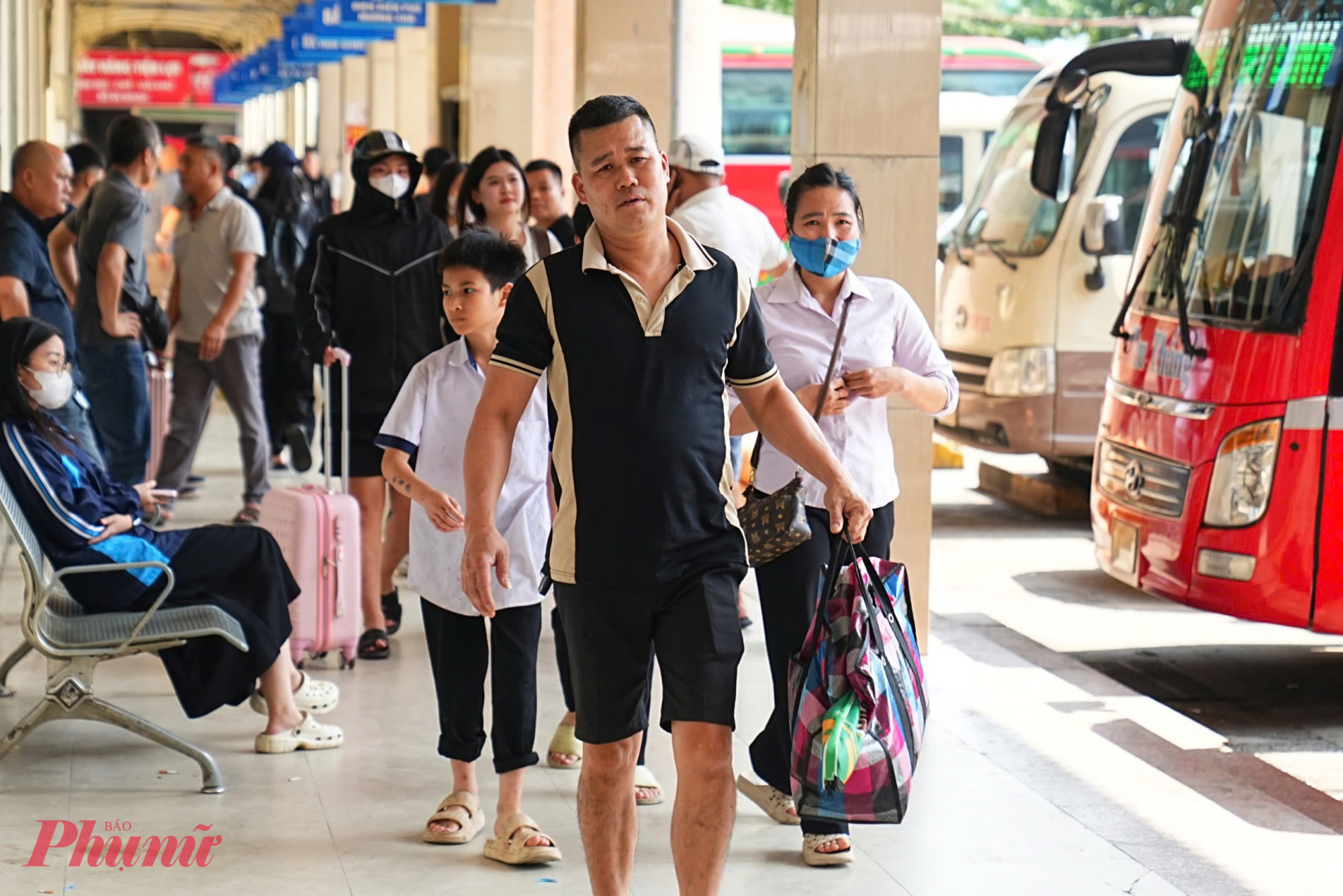 Tại các bến xe, lượng người dân sử dụng dịch vụ xe khách tăng cao. 