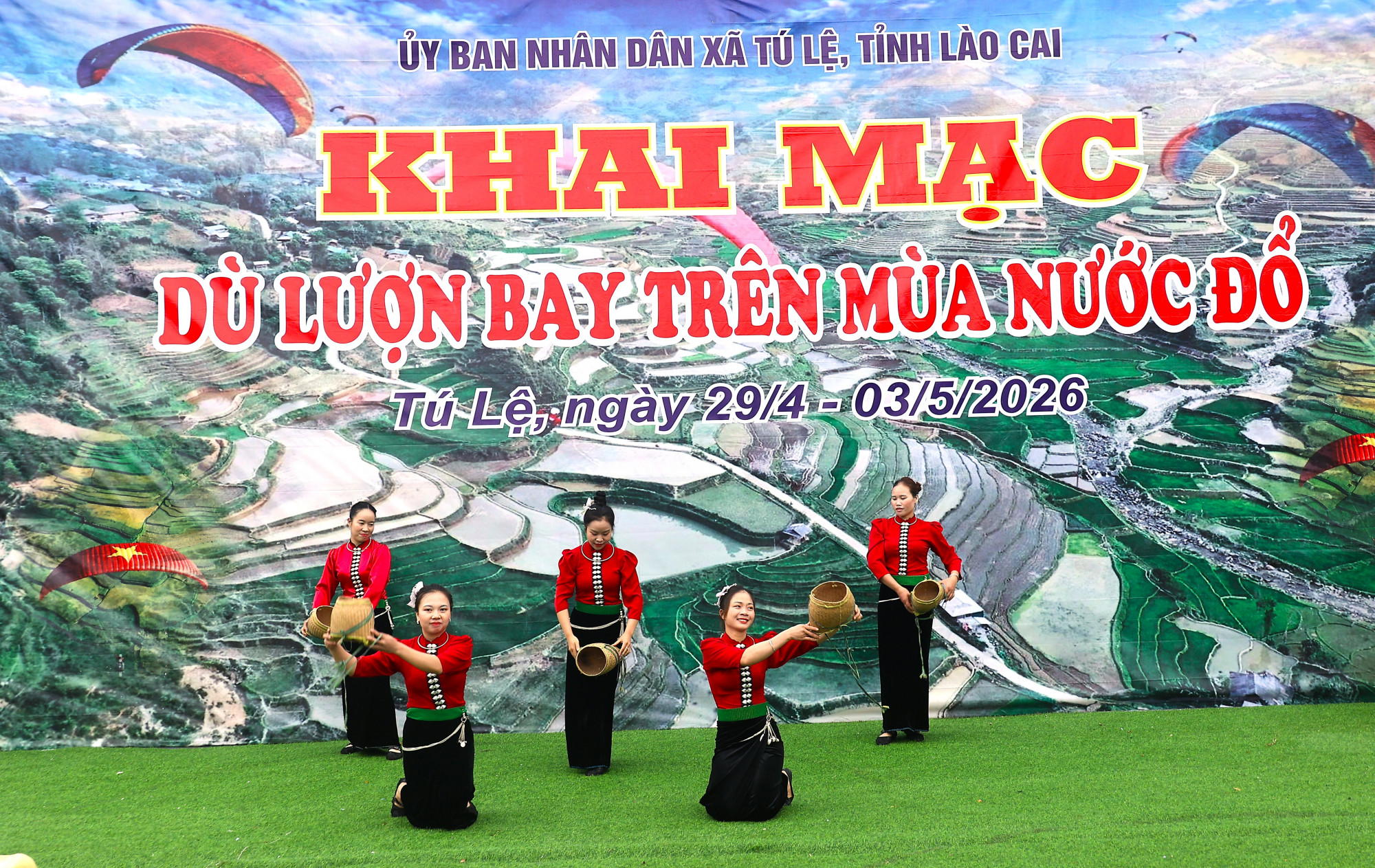 Chương trình văn nghệ tại Lễ khai mạc Festival dù lượn “Bay trên mùa nước đổ Tú Lệ năm 2026”