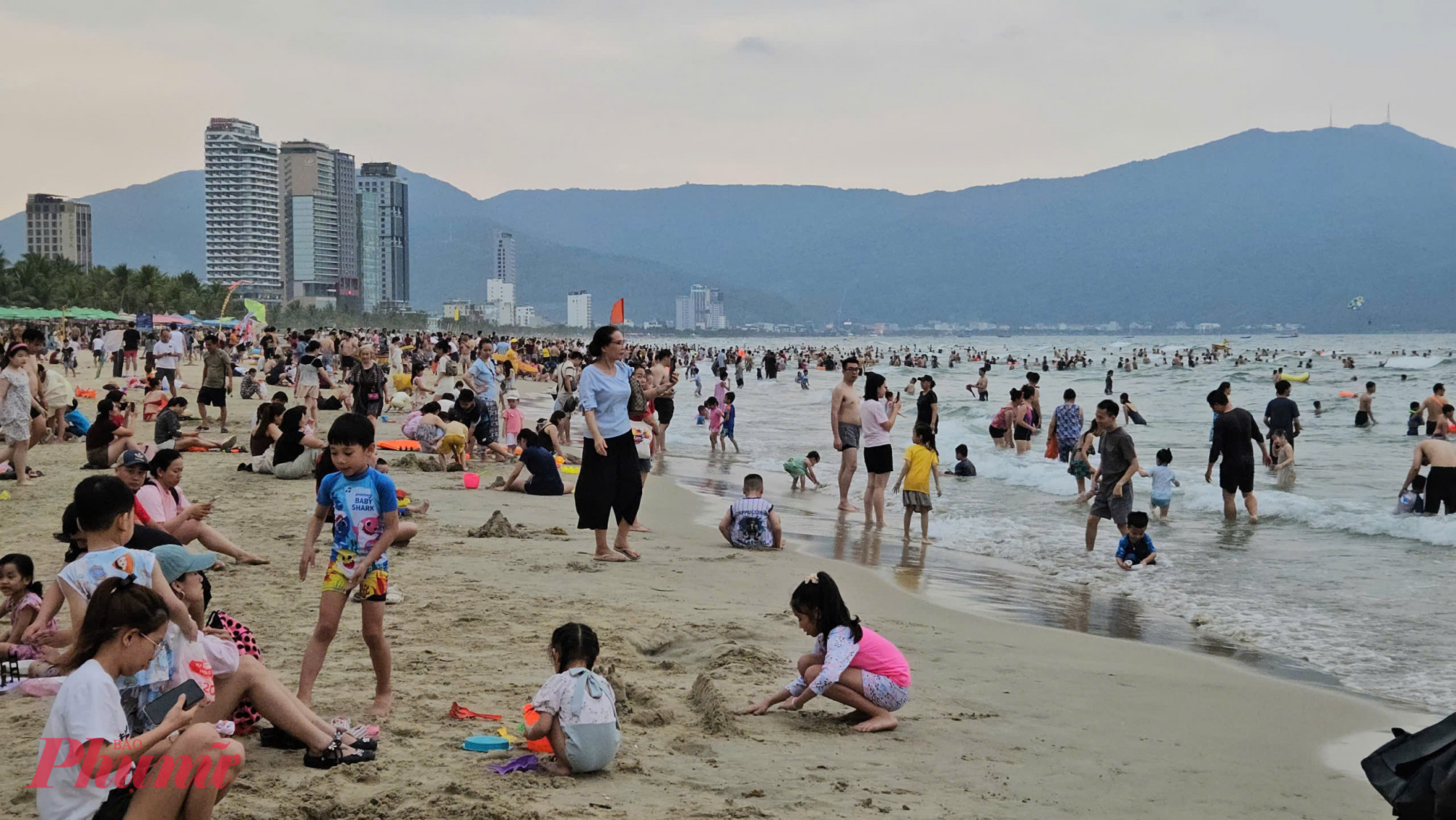 Biển Đà Nẵng đông nghịt người ngày lễ.