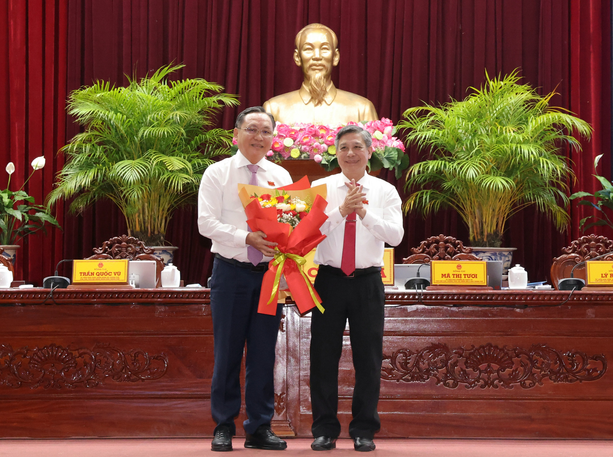 Ông Đồng Văn Thanh - Ủy viên Trung ương Đảng, Phó bí thư thường trực Thành ủy, Chủ tịch HĐND TP Cần Thơ (bên phải) tặng hoa chúc mừng ông Lê Công Lý... Ảnh: CTV