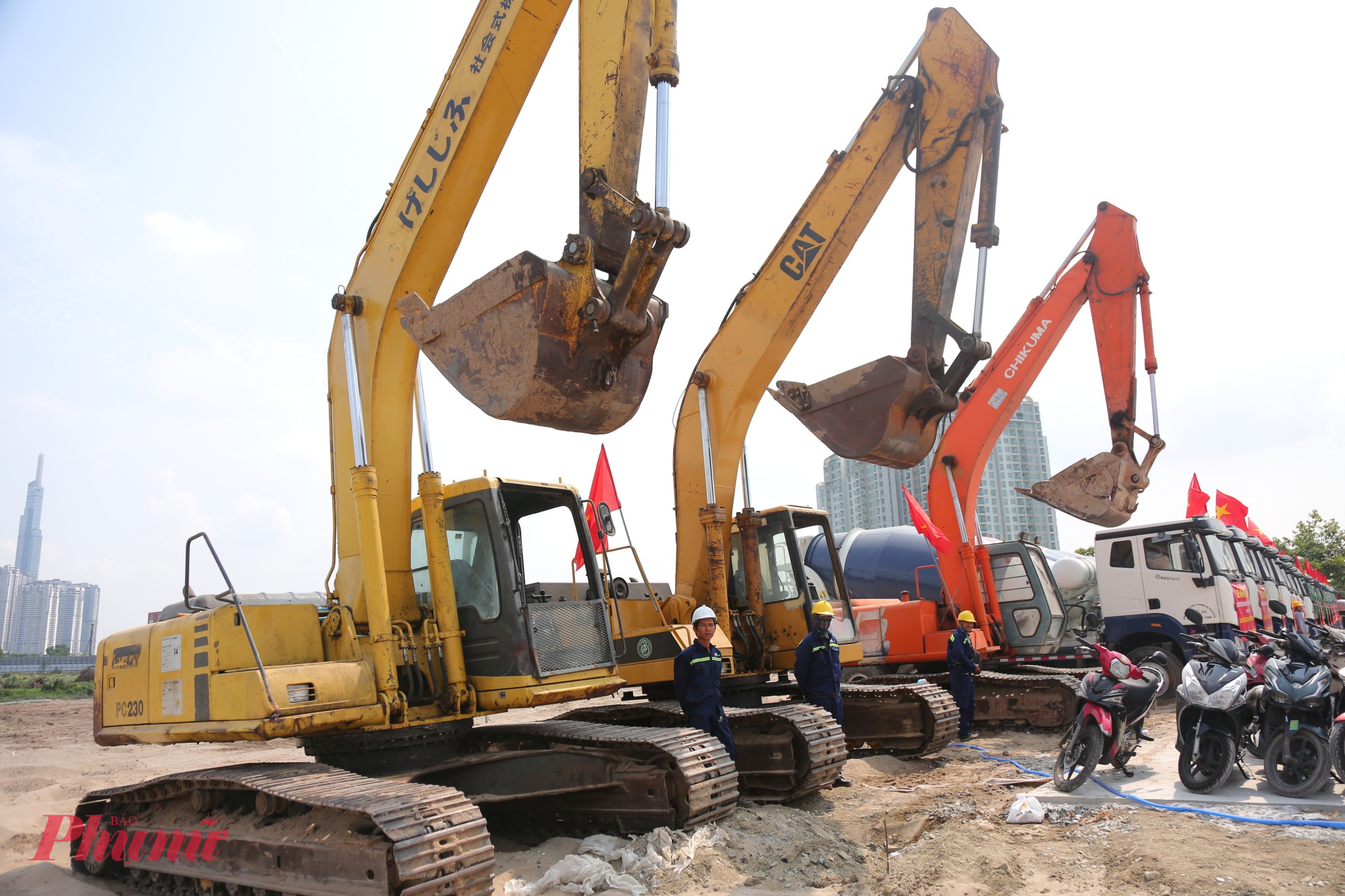 Thiết bị, máy móc phục vụ khởi công dự án - Ảnh: Nguyễn Văn