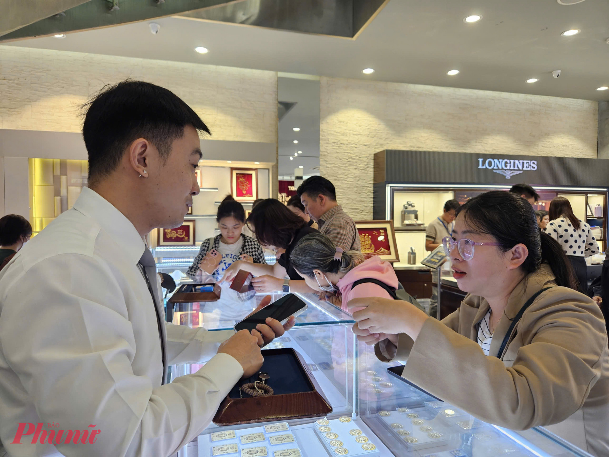 Người dân khi mua vàng nên đến trực tiếp cửa hàng vàng uy tín để giao dịch an toàn hơn - Ảnh: Thanh Hoa