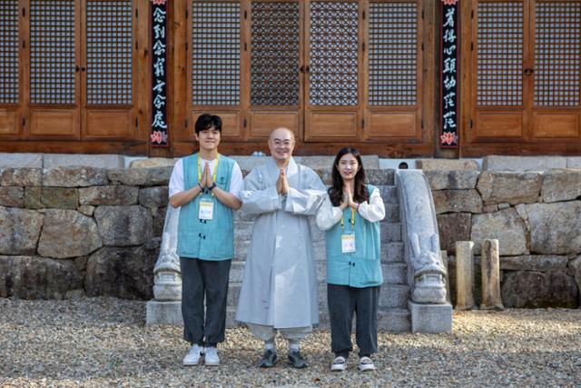 Các thành viên tham gia chương trình hẹn hò chụp ảnh lưu niệm cùng Thượng tọa Myojang - Ảnh: Bulkwang Media.