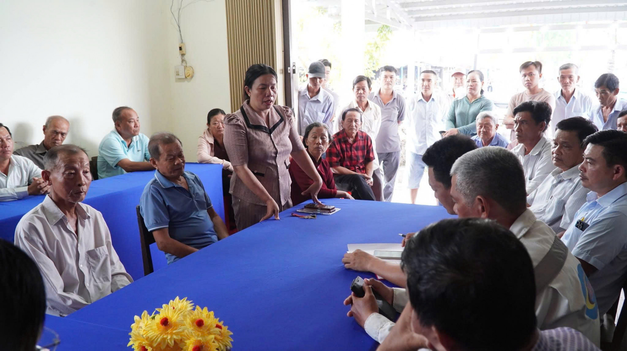 Các ngành chức năng ở Cà Mau và phường Tân Thành họp với các hộ dân nuôi cá bị thiệt hại. Ảnh: CTV