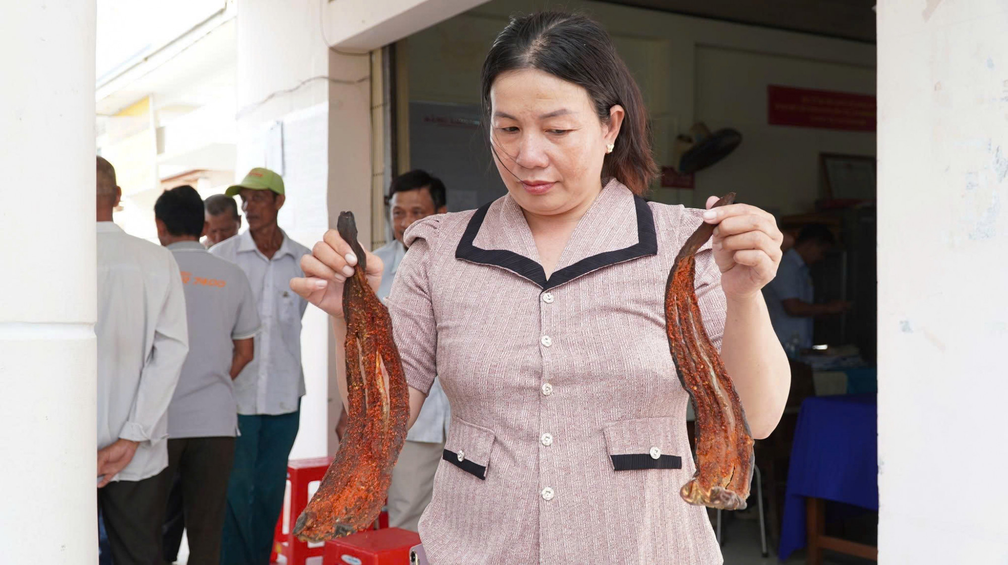 Người dân mang cá chết trong ao nuôi ở phường Tân Thành, tới cuộc họp với ngành chức năng… Ảnh: CTV
